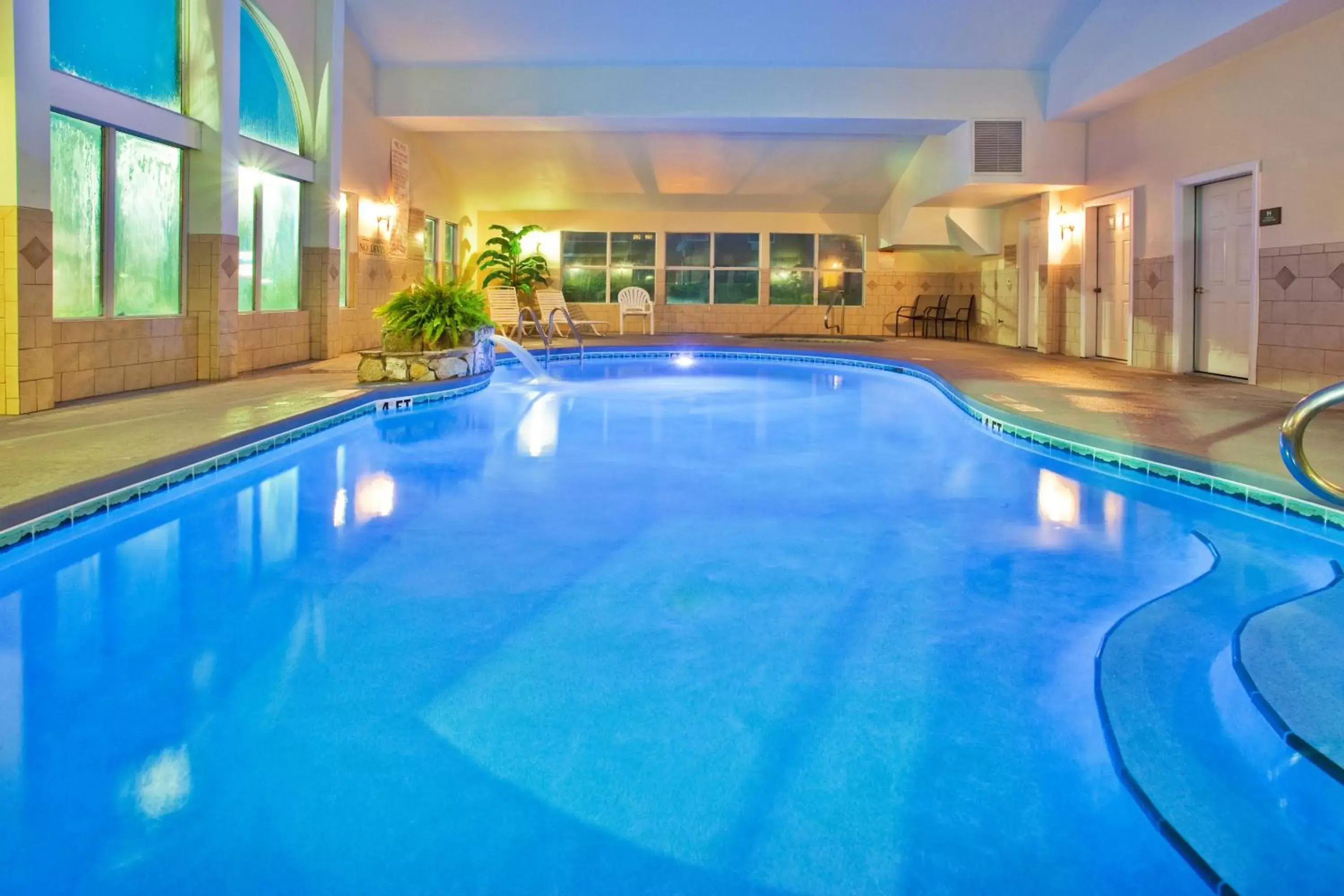 Swimming Pool in Country Inn & Suites by Radisson, Kingsland, GA