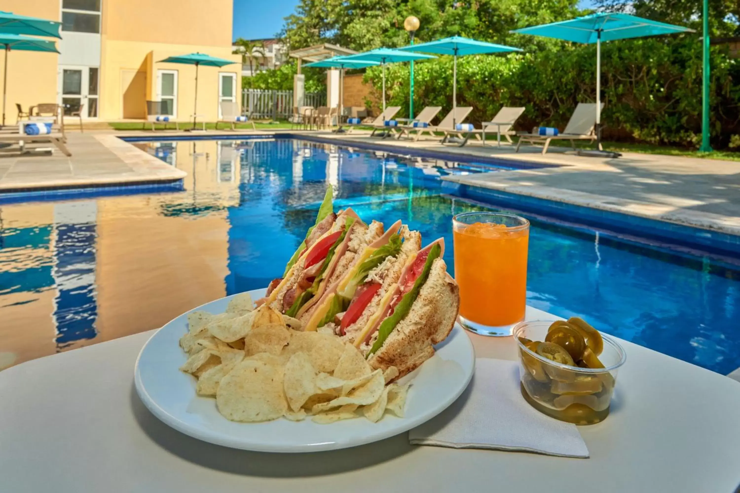 Restaurant/places to eat, Swimming Pool in City Express by Marriott Playa del Carmen