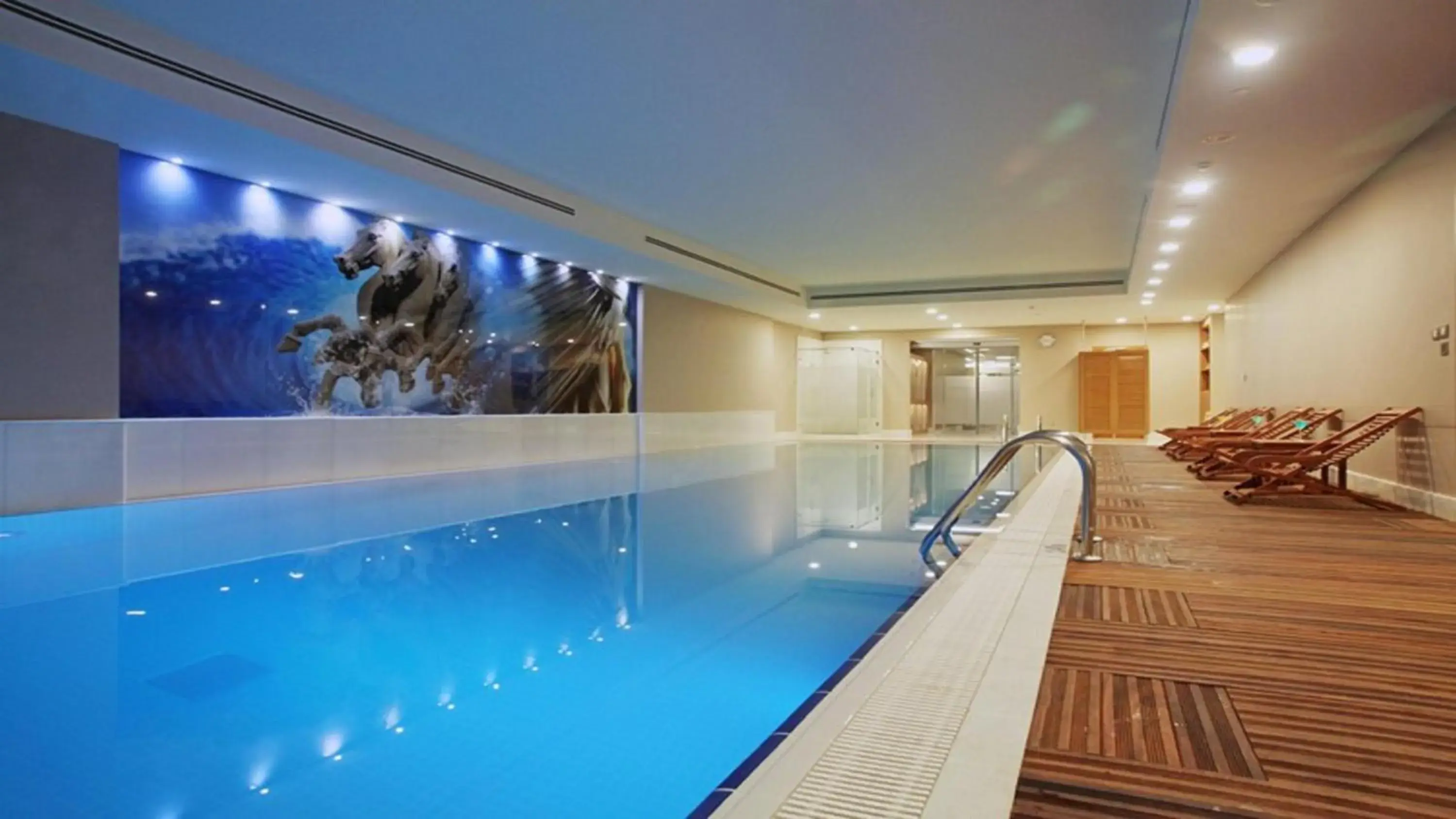 Swimming Pool in Holiday Inn Sisli