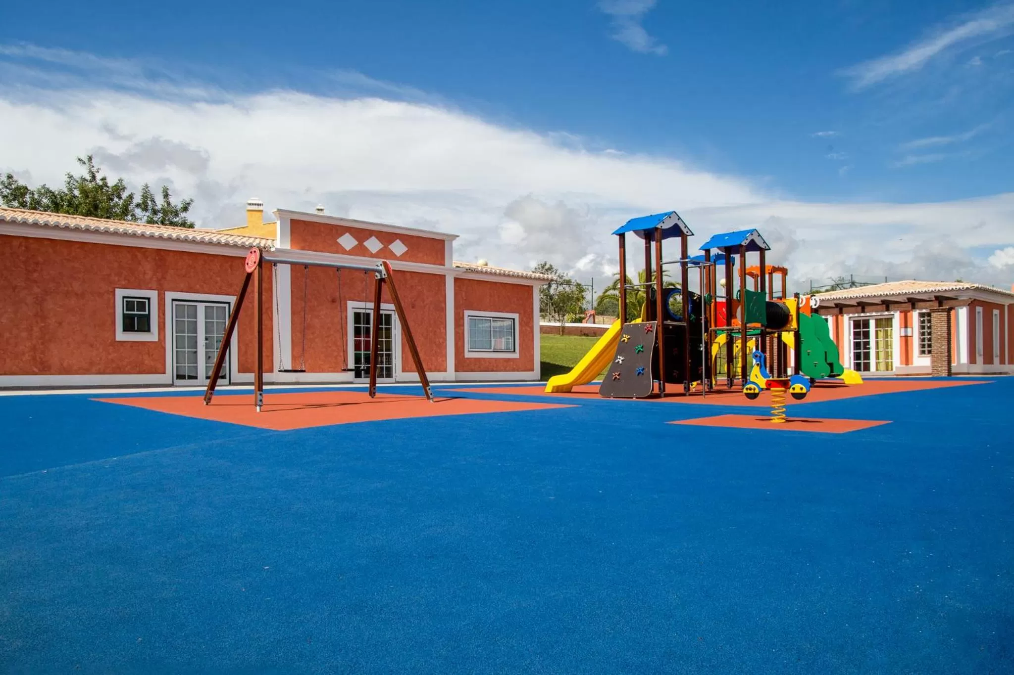 Children play ground in Colina da Lapa & Villas
