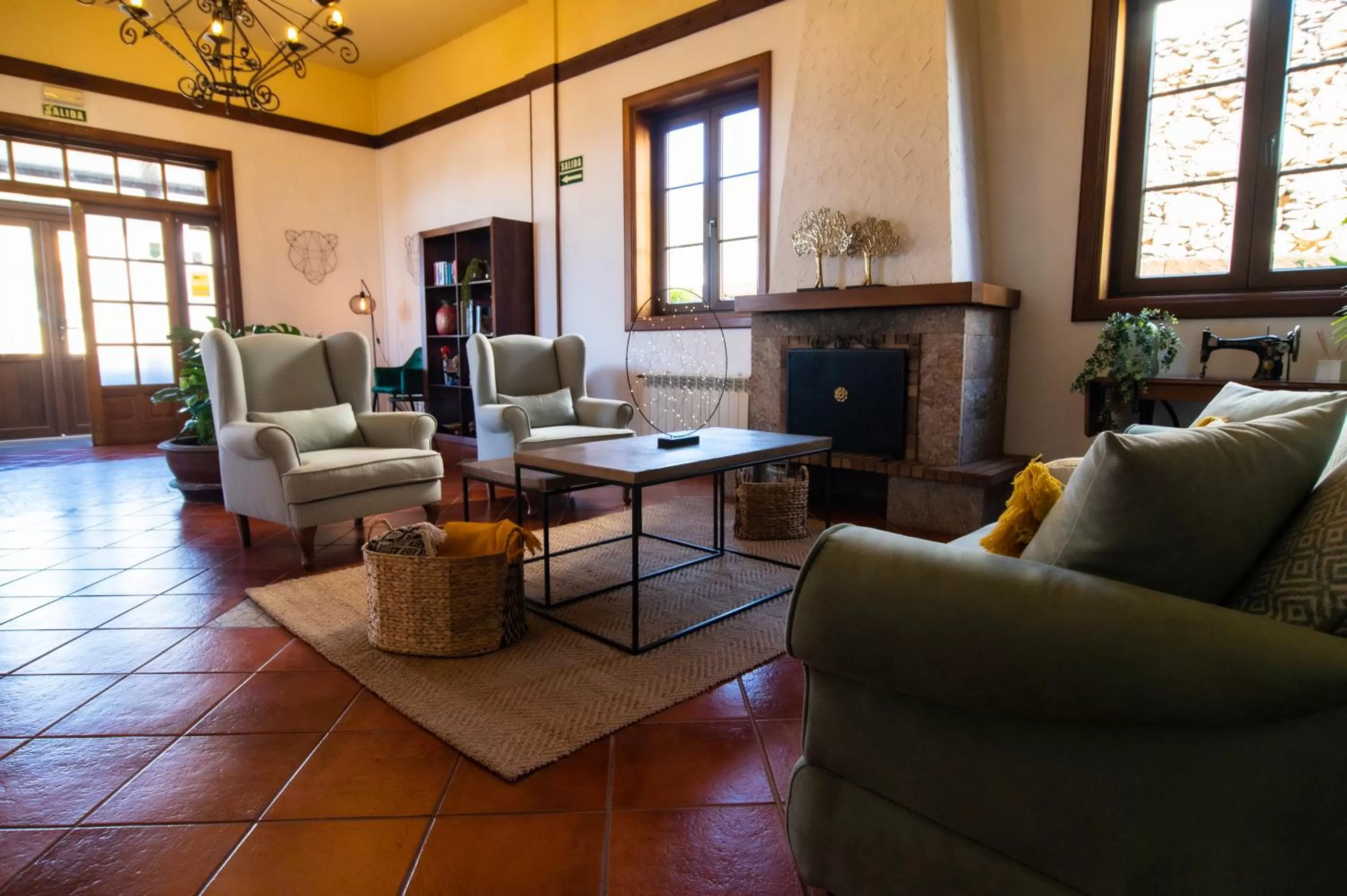Communal lounge/ TV room in Hotel El Tejar & Spa