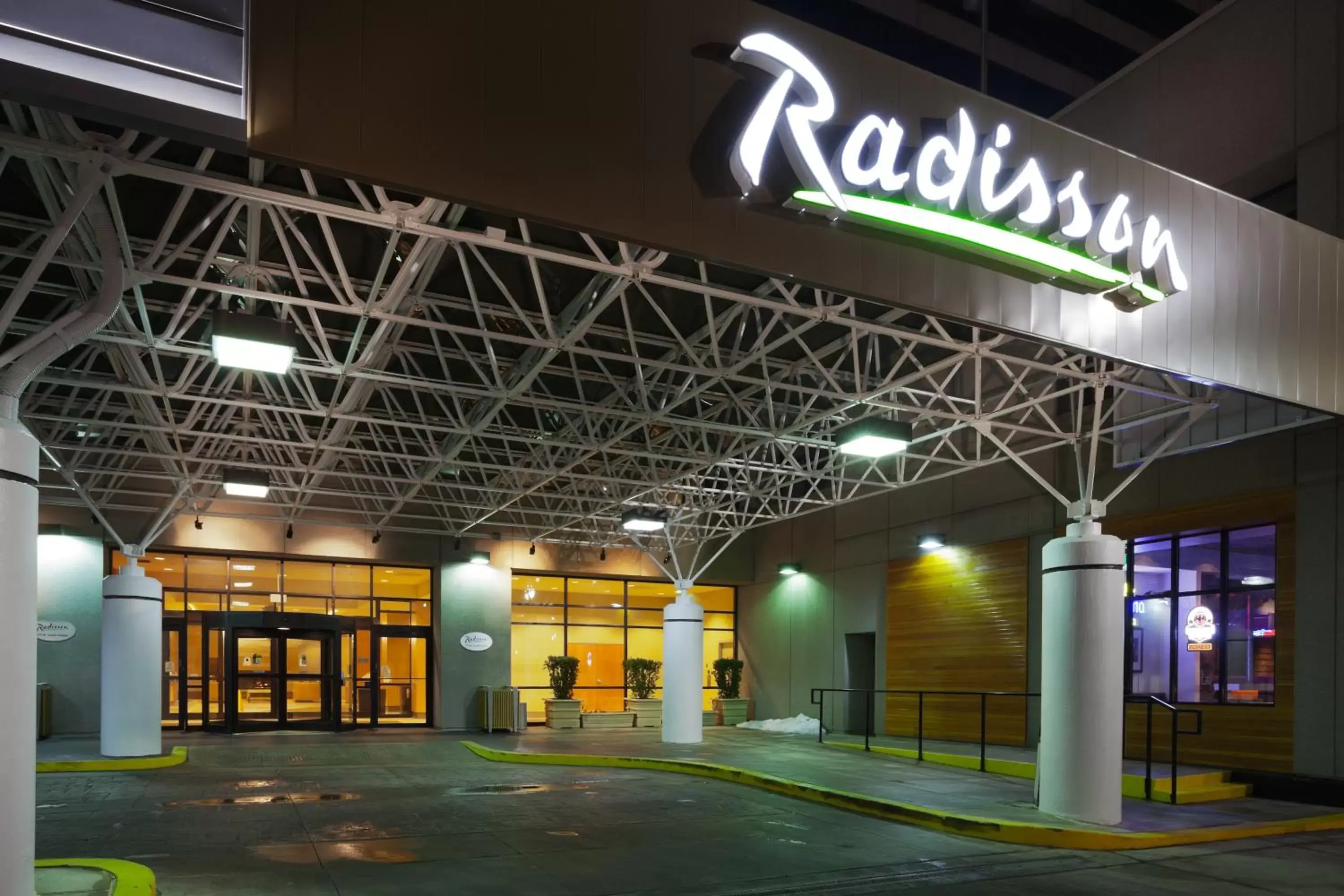 Facade/entrance in Radisson Hotel Downtown Salt Lake City