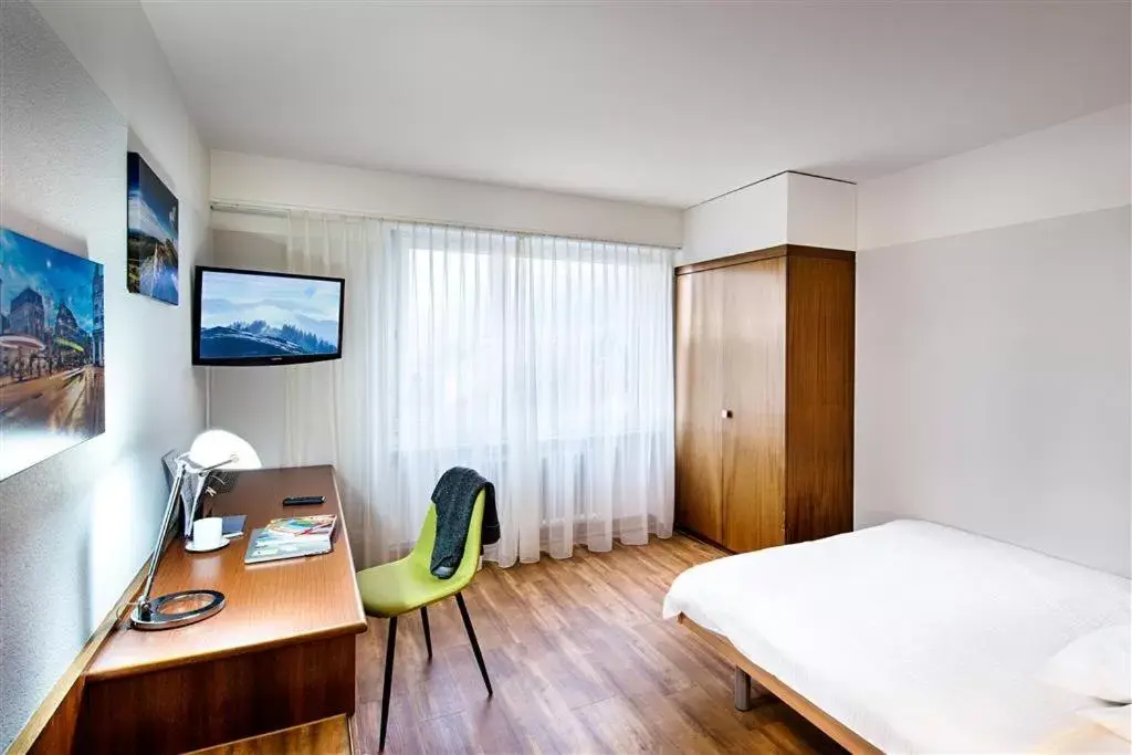 Bedroom, TV/Entertainment Center in City Hotel Biel Bienne Free Parking