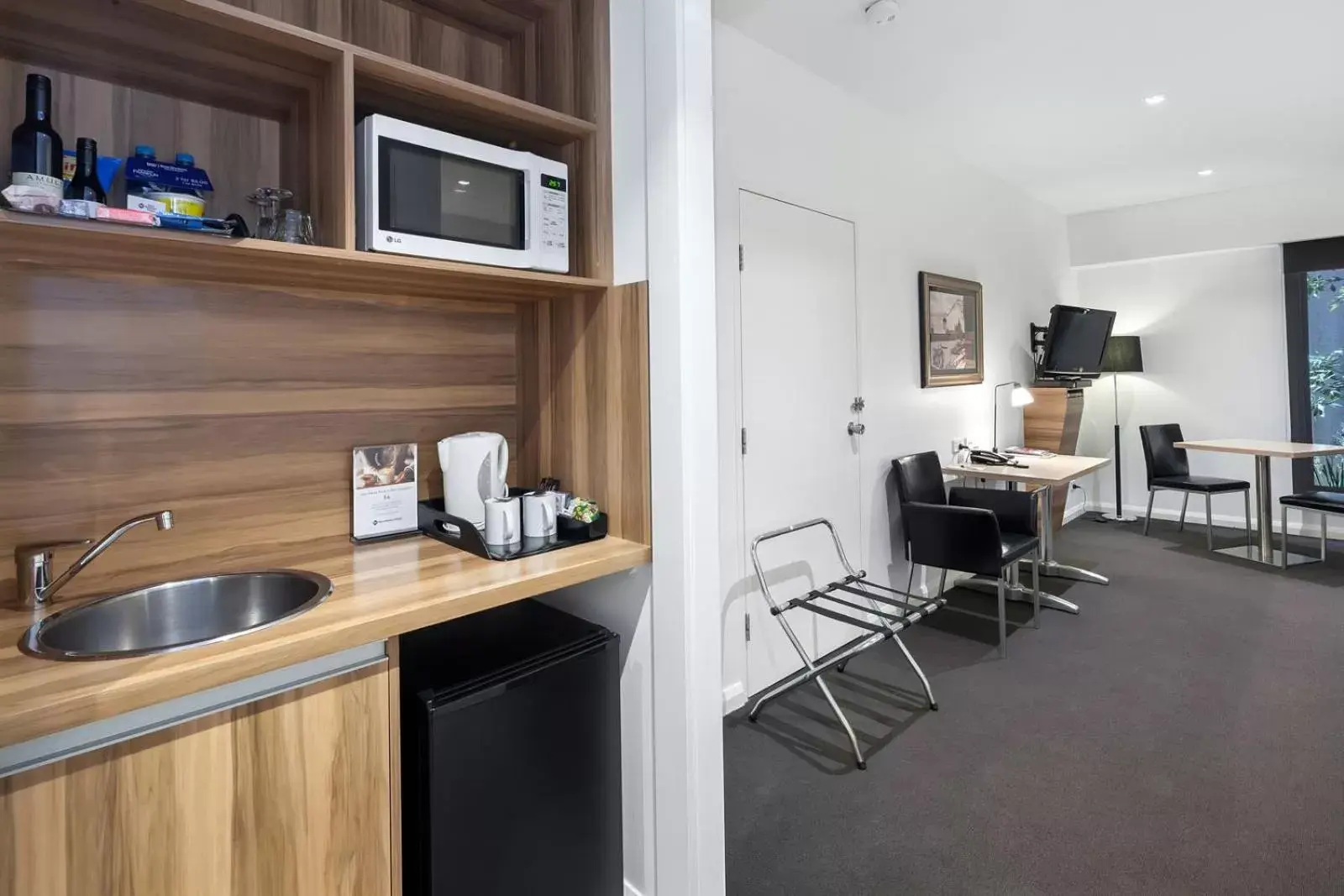 Coffee/tea facilities, Kitchen/Kitchenette in Best Western Plus Ballarat Suites