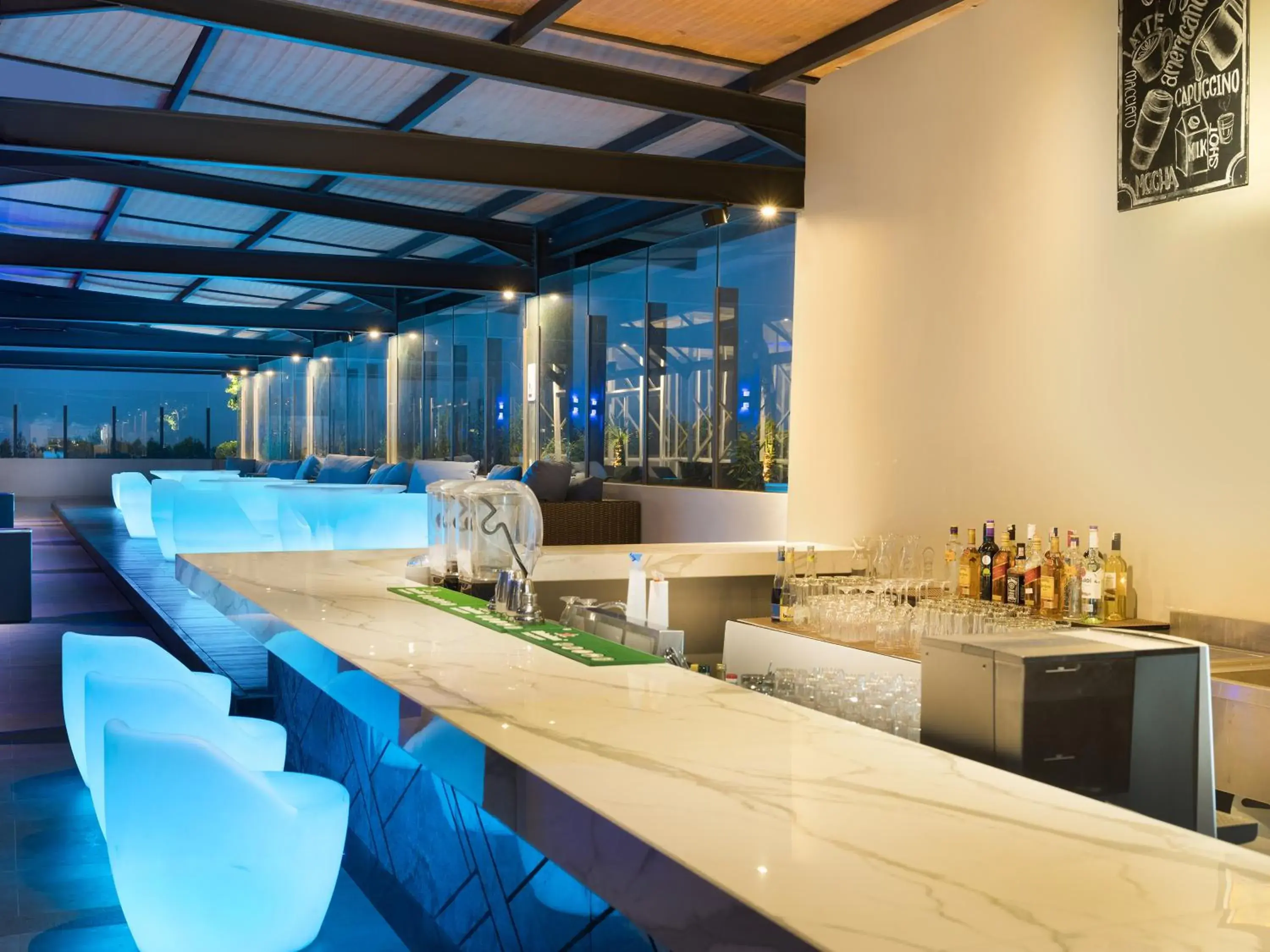 Lounge or bar in Hotel Mercure Bandung City Centre