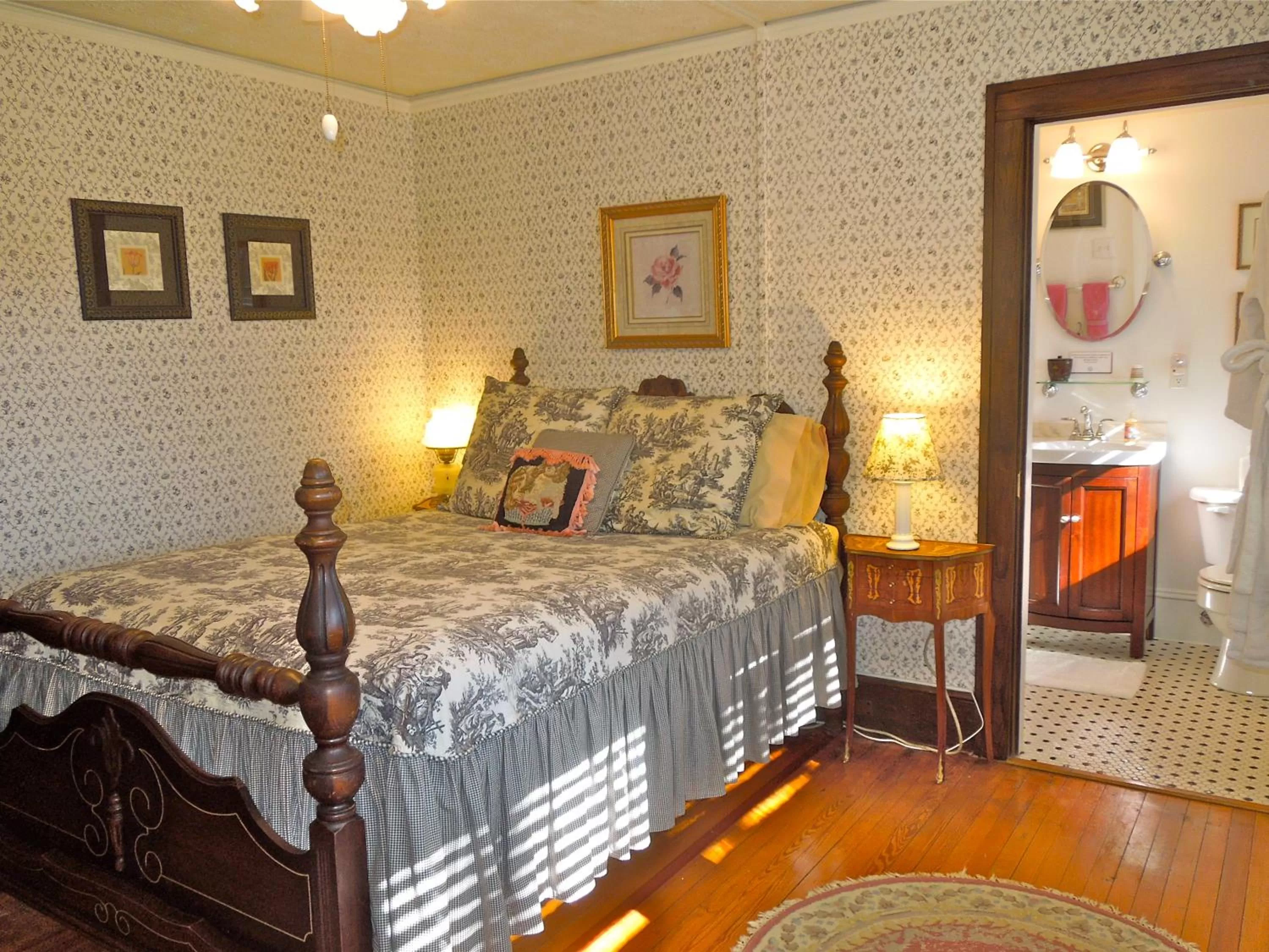 Bed in Oakland Cottage Bed and Breakfast