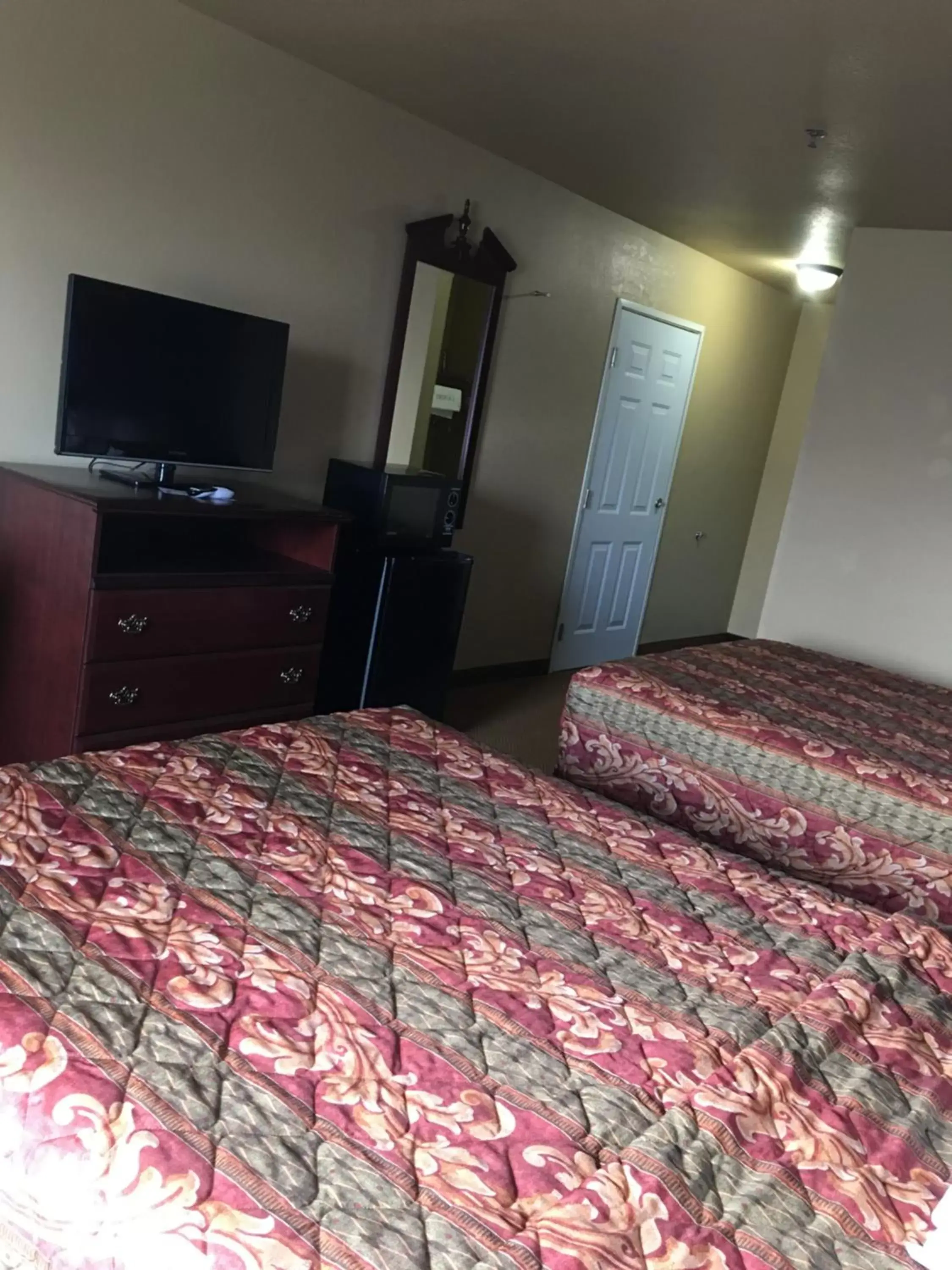 Bed in Econo Lodge Inn & Suites