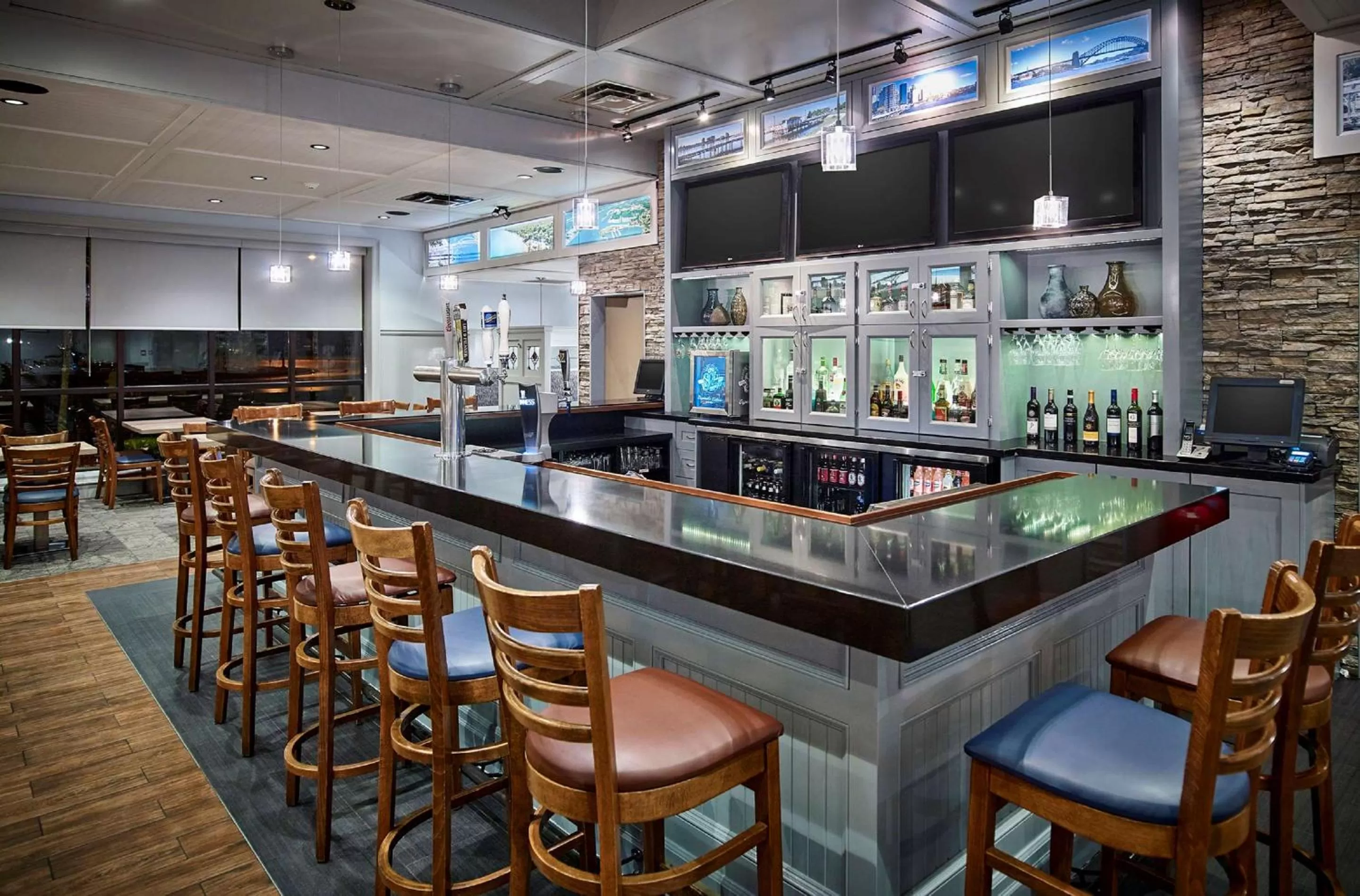 Lounge or bar in Best Western Plus Guildwood Inn