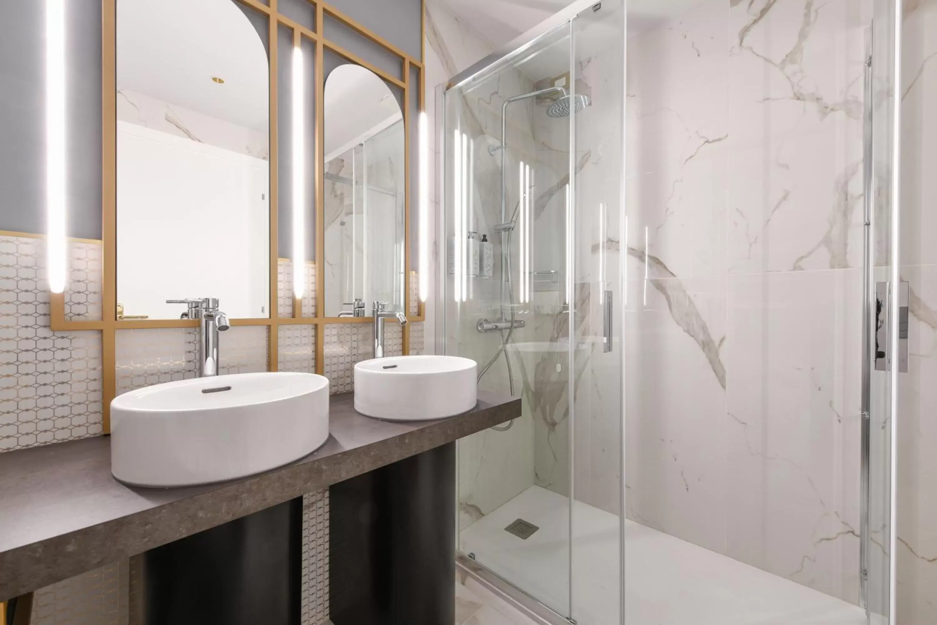 Shower, Bathroom in Palazzo Santo Spirito