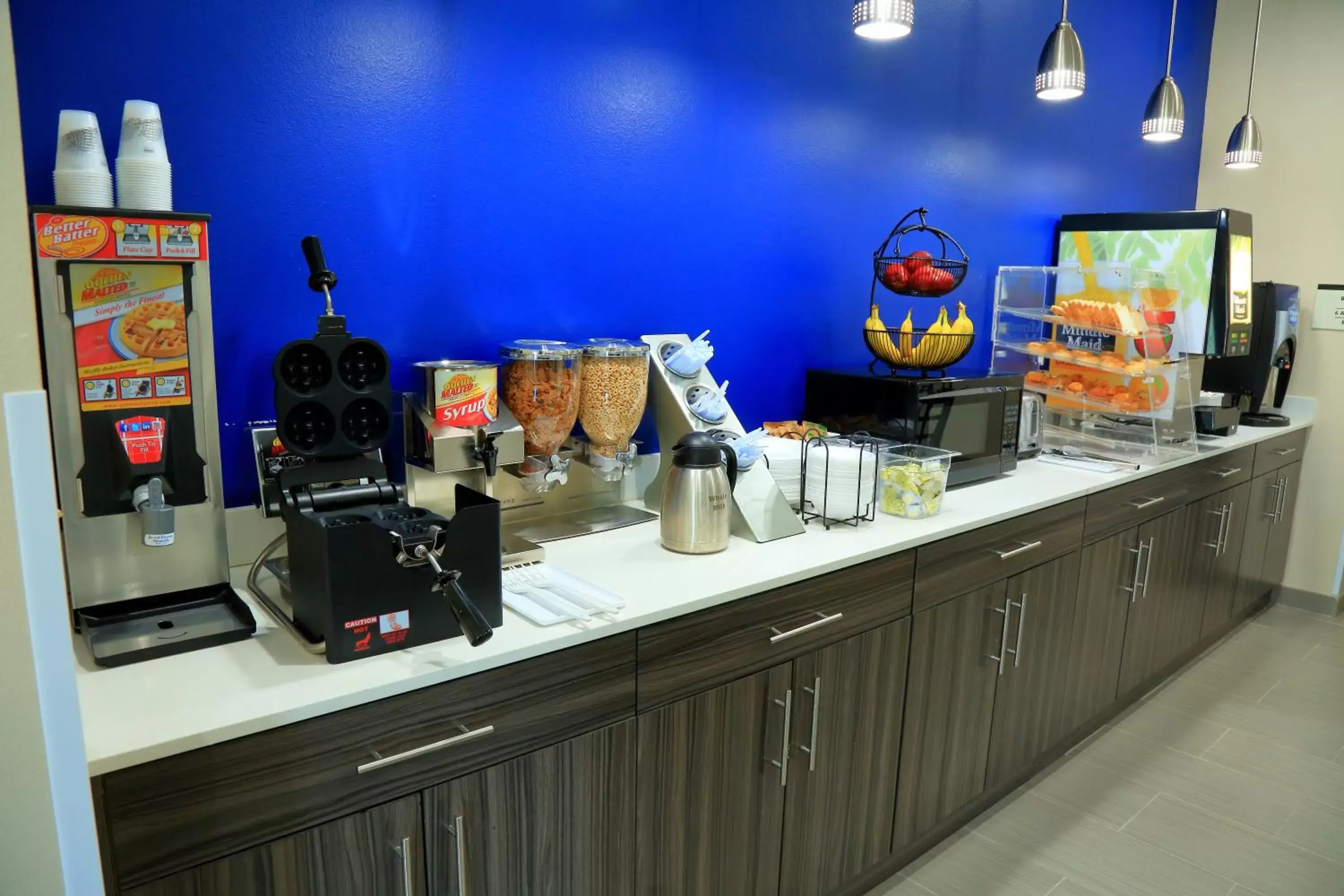 Continental breakfast, Kitchen/Kitchenette in Americas Best Value Inn & Suites-Prairieville