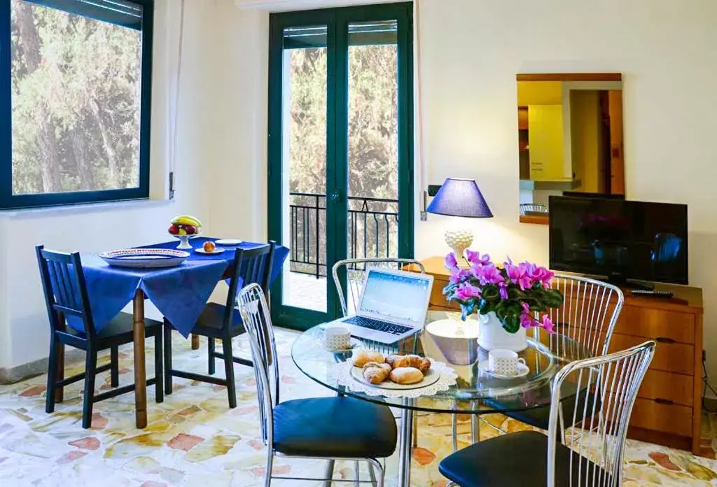 Living room, Restaurant/Places to Eat in Villa delle Palme