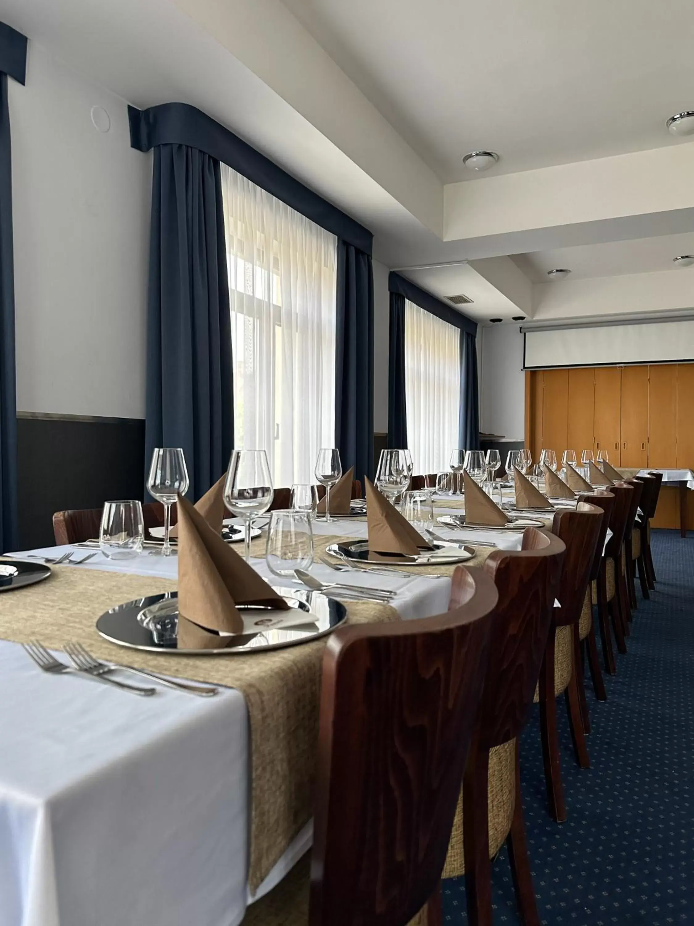 Meeting/conference room, Restaurant/Places to Eat in Hotel Theresia