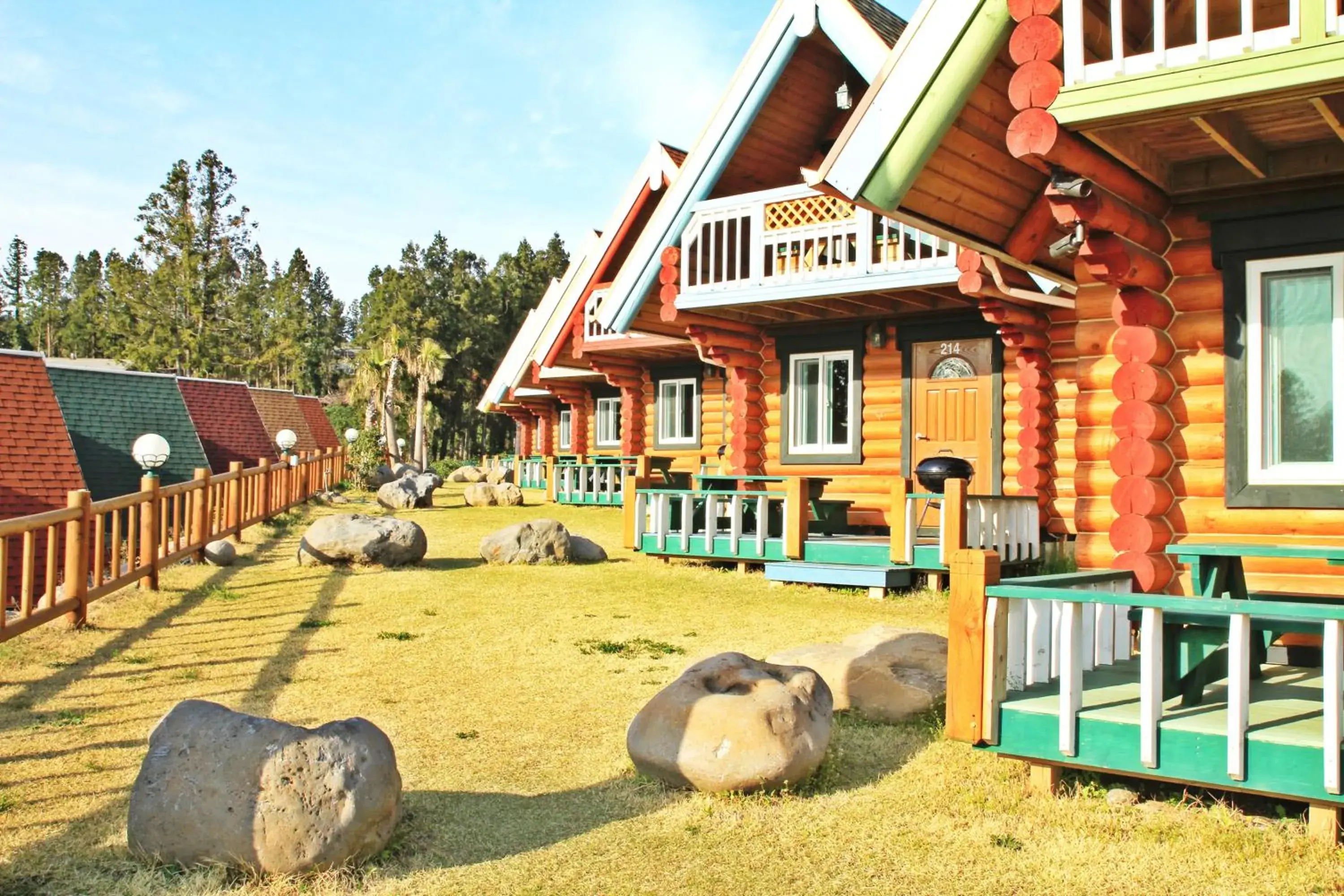 Facade/entrance in Jungmun Log Pension & Resort Facade/entrance in Jungmun Log Pension & Resort