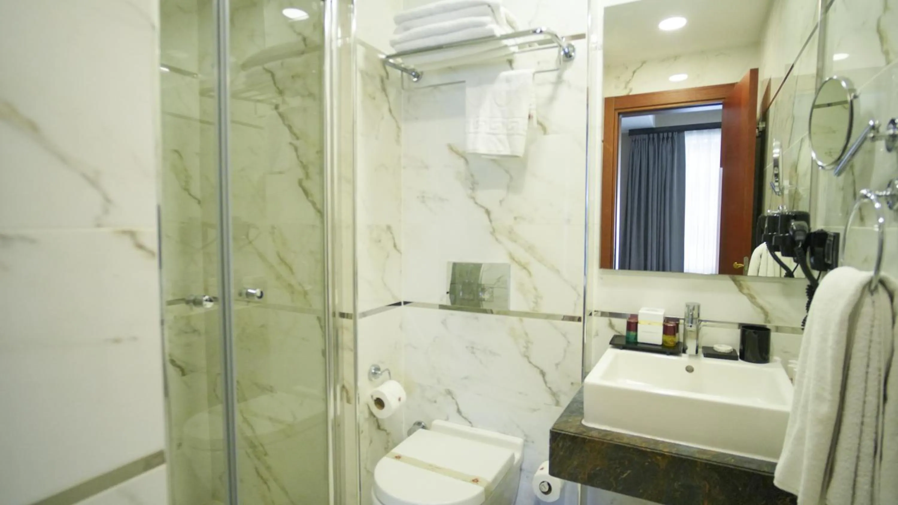 Shower in Dosso Dossi Hotels Old City