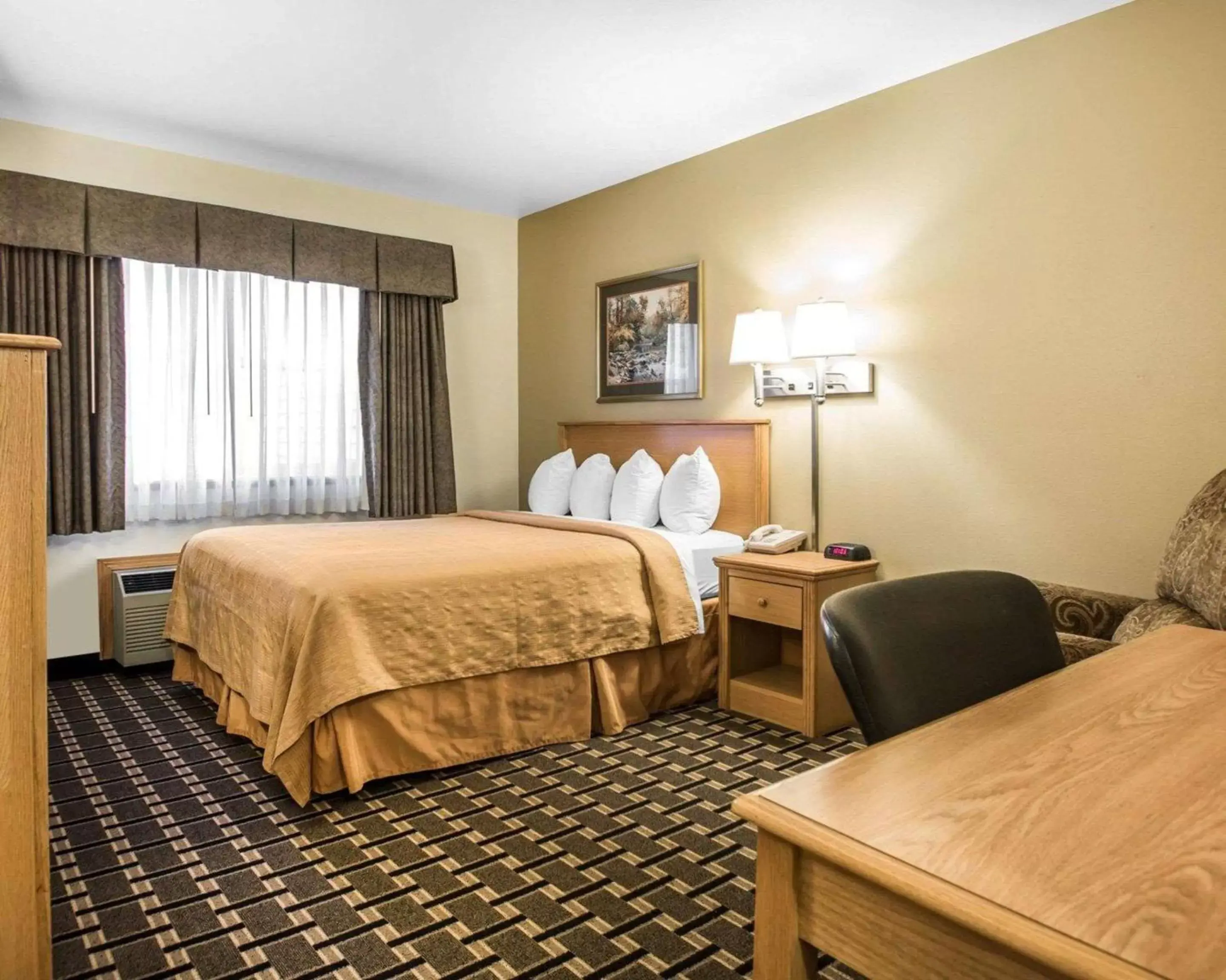 Queen Room with Sofa Bed - Accessible/Non-Smoking in Quality Inn Mauston
