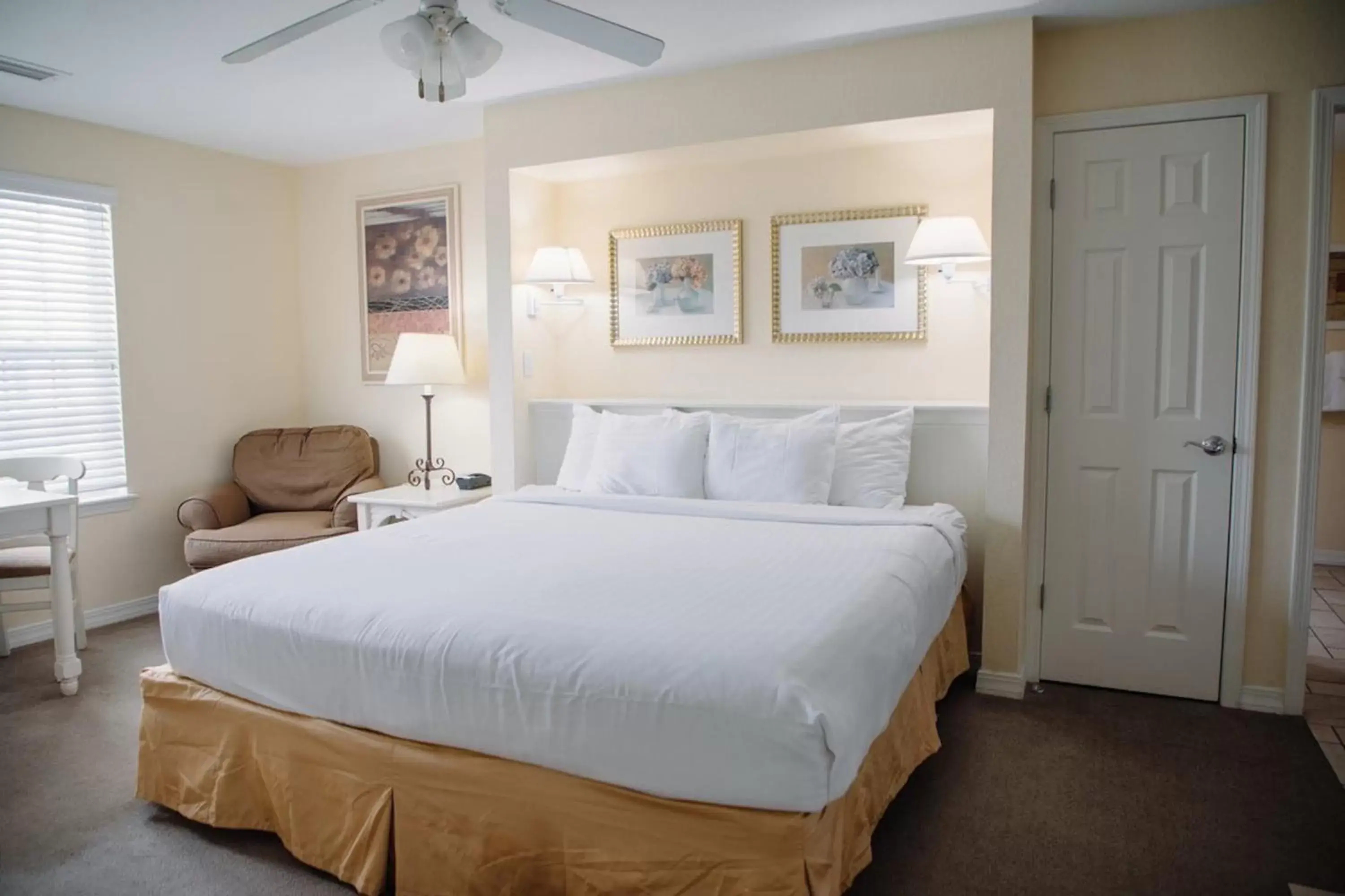 Photo of the whole room, Bed in Holiday Inn Club Vacations Hill Country Resort at Canyon Lake