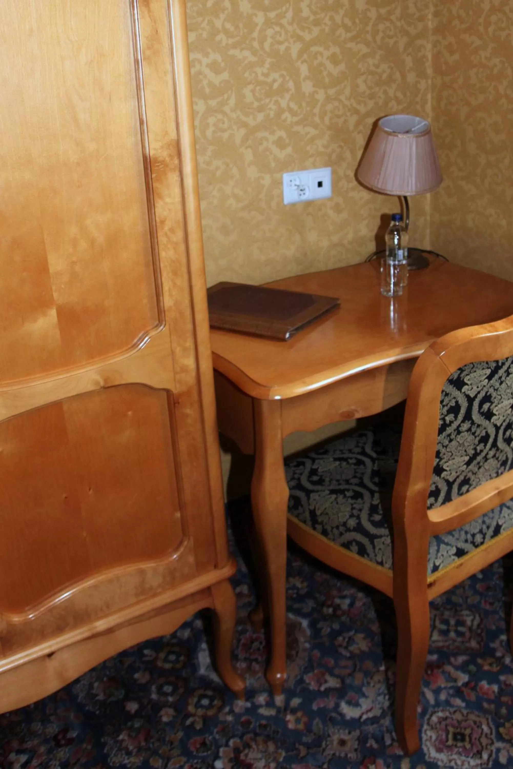 Seating area in Dedek Park - historyczny dworek w pięknym Parku Skaryszewskim obok Stadionu Narodowego