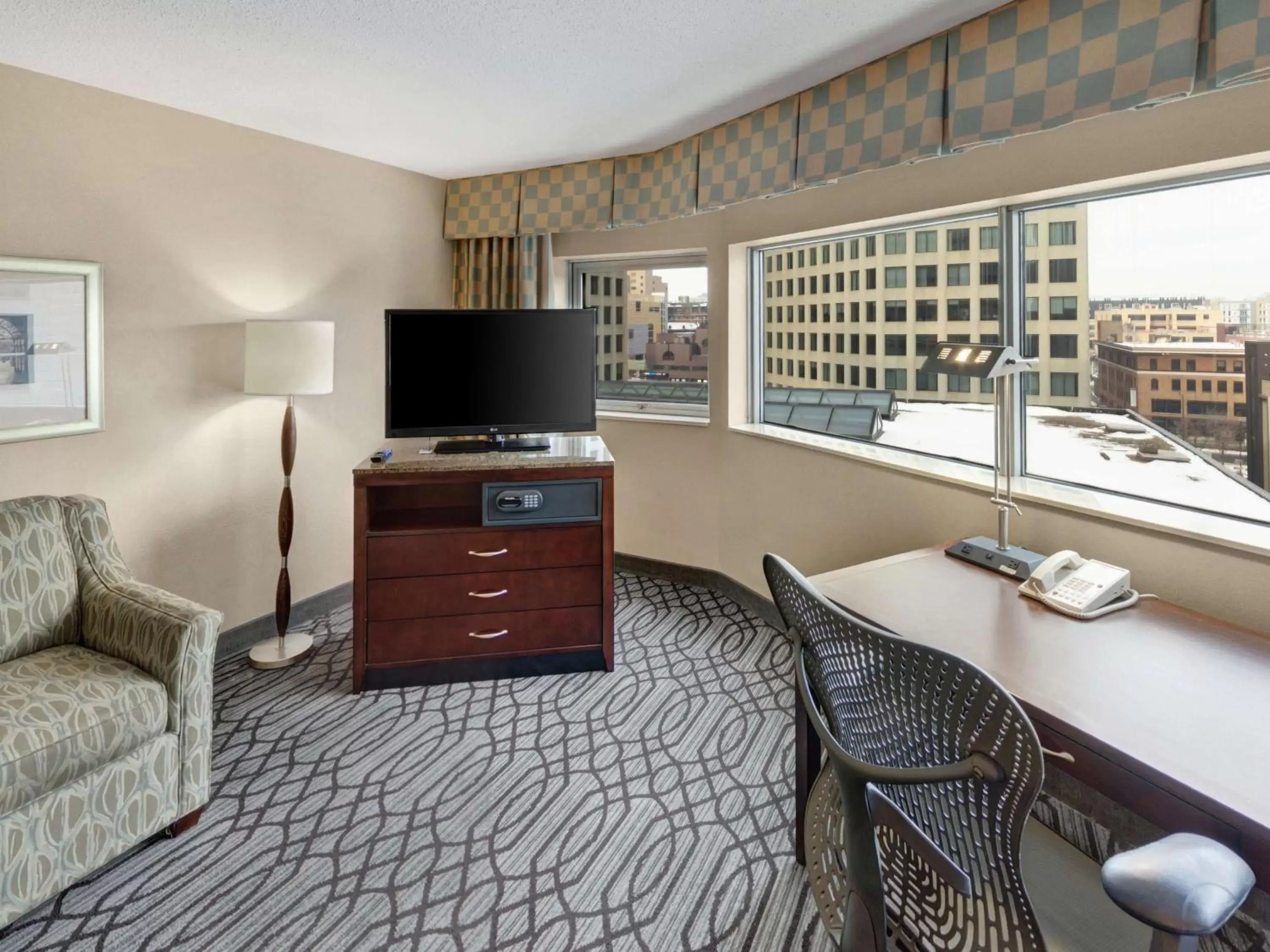 Bedroom, TV/Entertainment Center in DoubleTree by Hilton St Paul Downtown