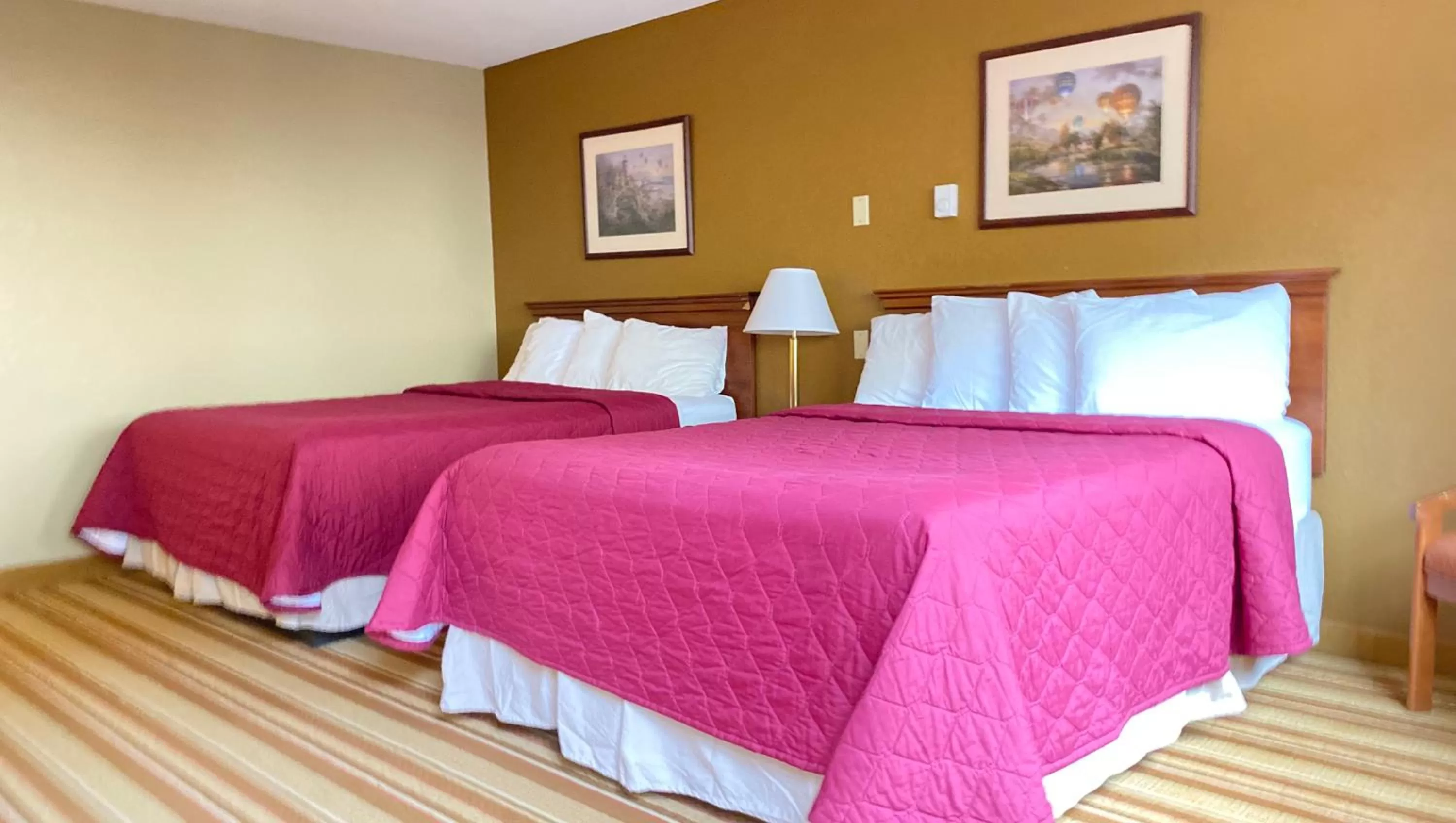 Quadruple Room with Private Bathroom in Magnuson Copper Crown