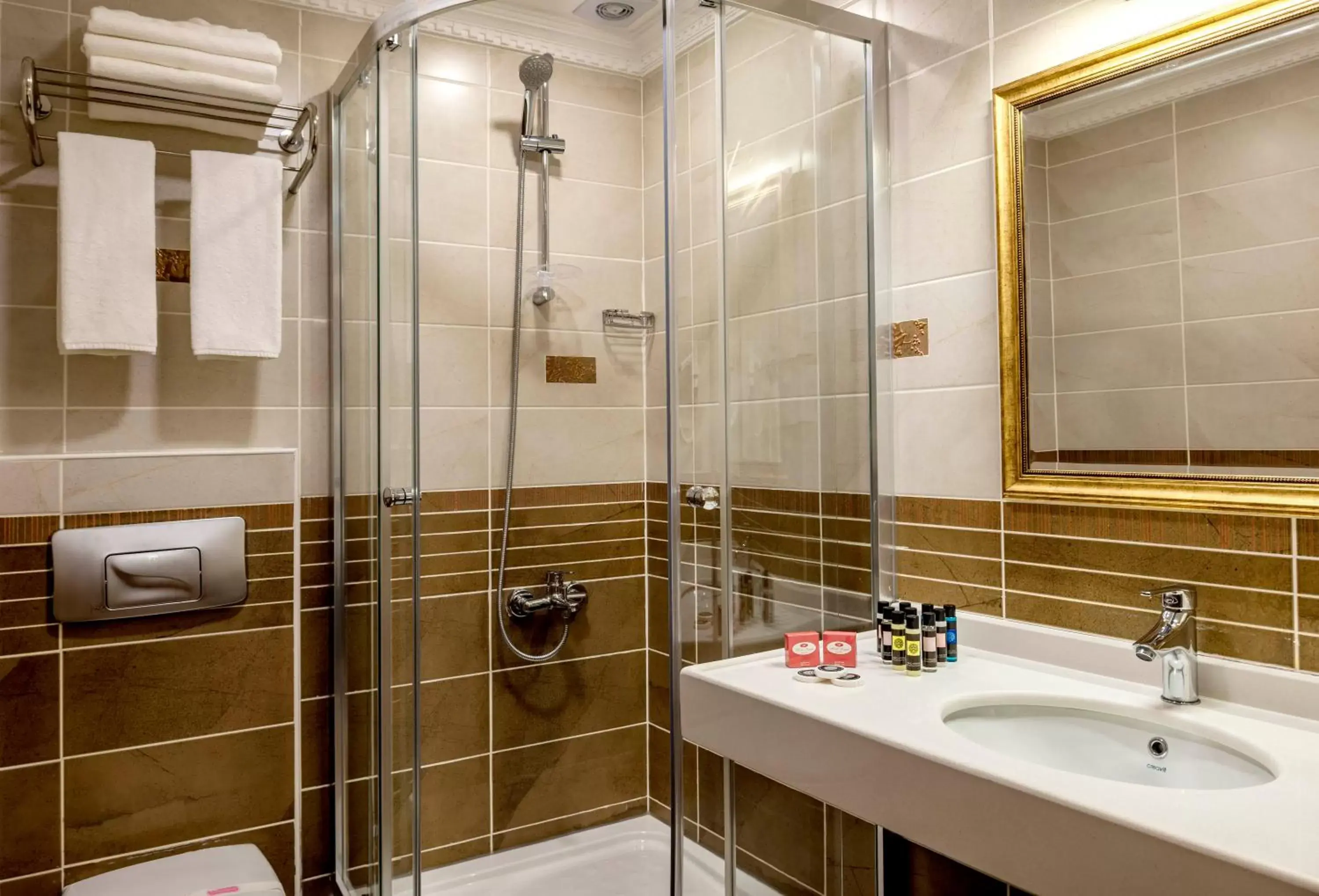 Bathroom in Kupeli Hotel