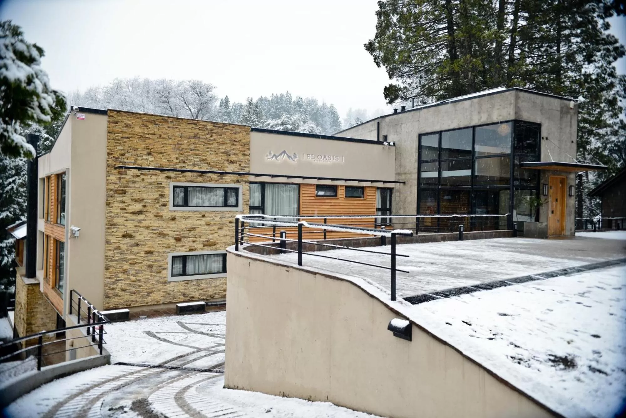 Facade/entrance in El Oasis Apart Hotel