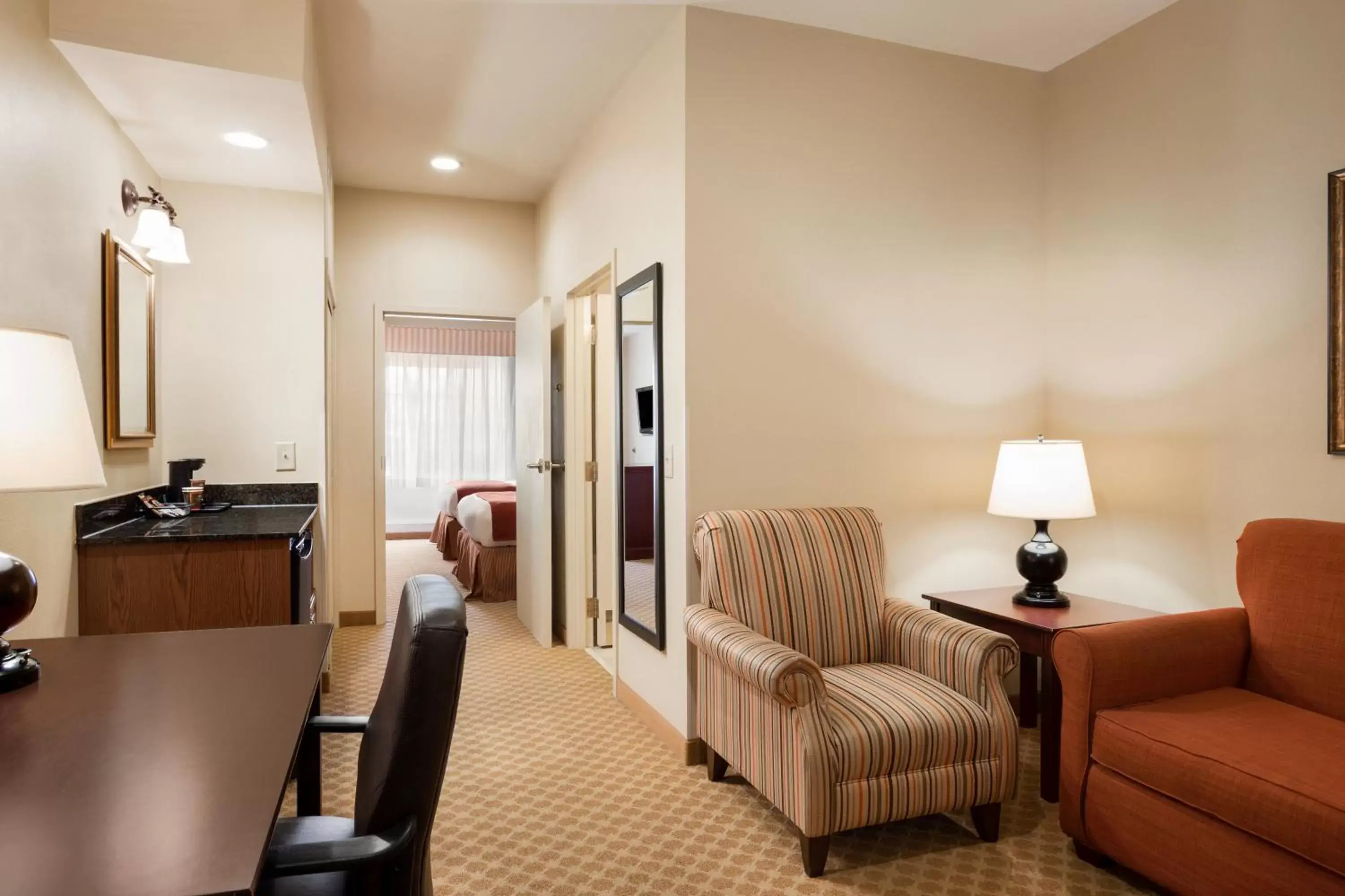 Bedroom, Seating Area in Country Inn & Suites by Radisson, Goodlettsville, TN