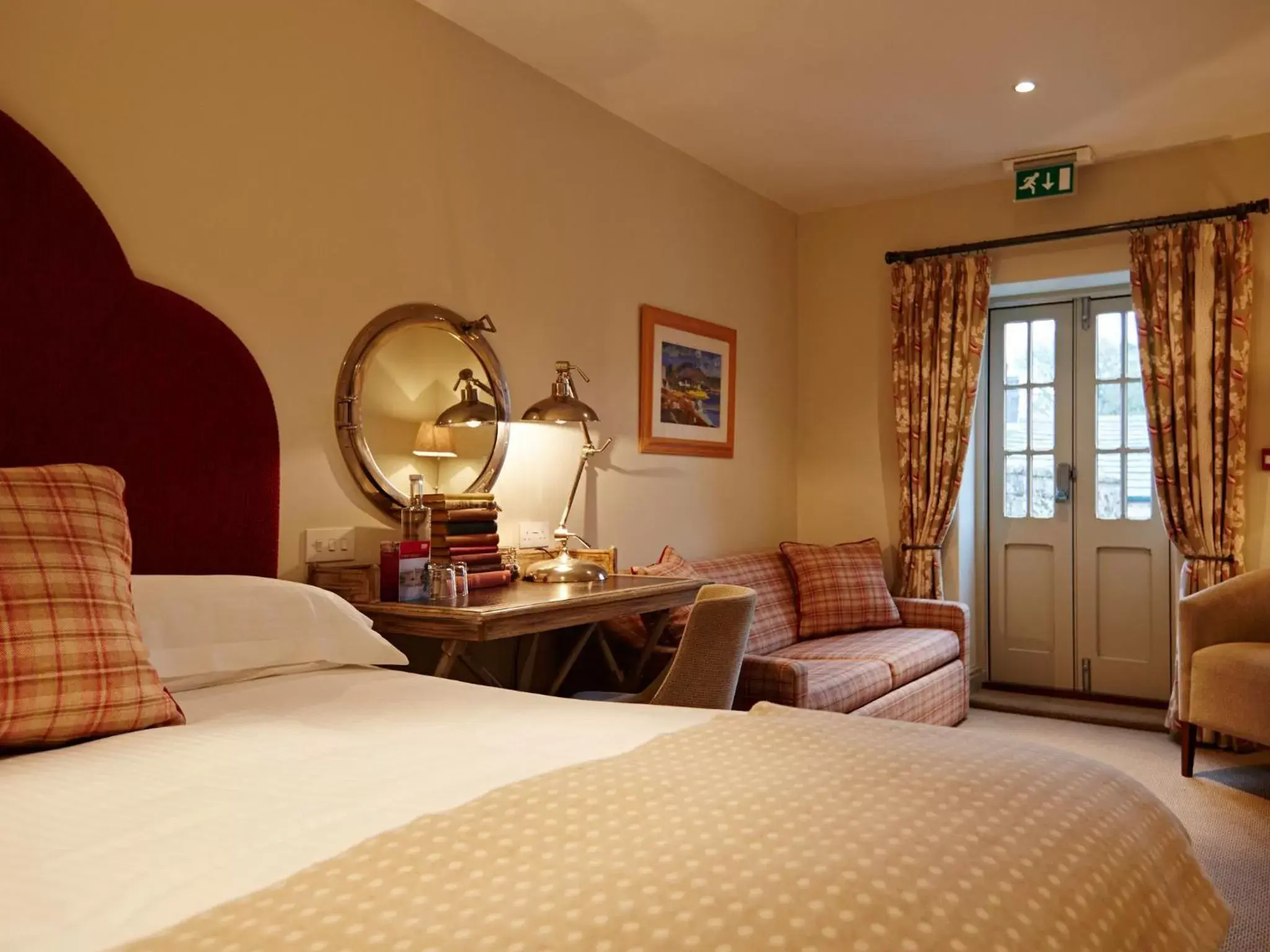 Photo of the whole room, Bed in Devonshire Arms at Pilsley - Chatsworth