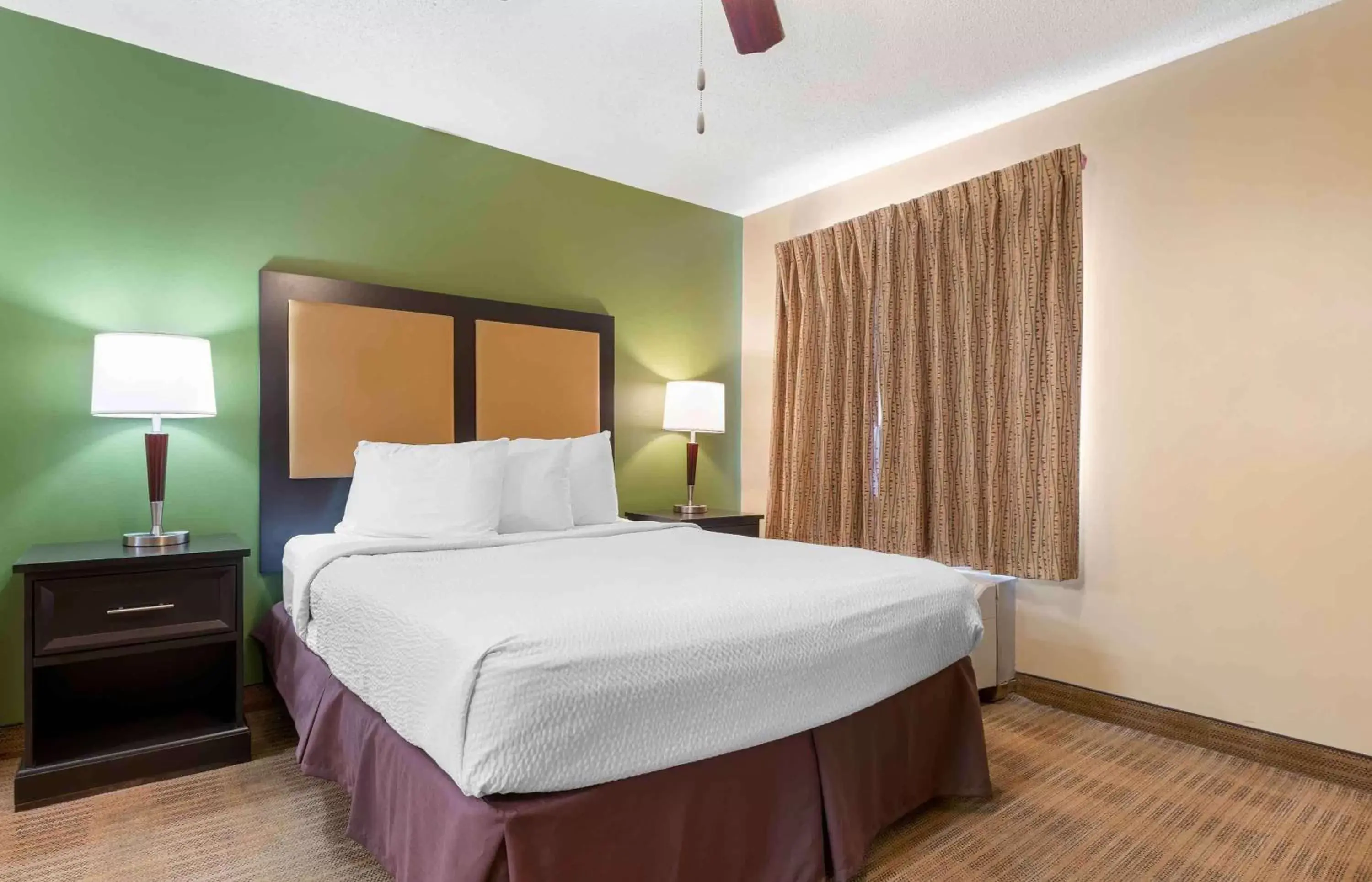 Bedroom, Bed in Extended Stay America Suites - Cincinnati - Fairfield