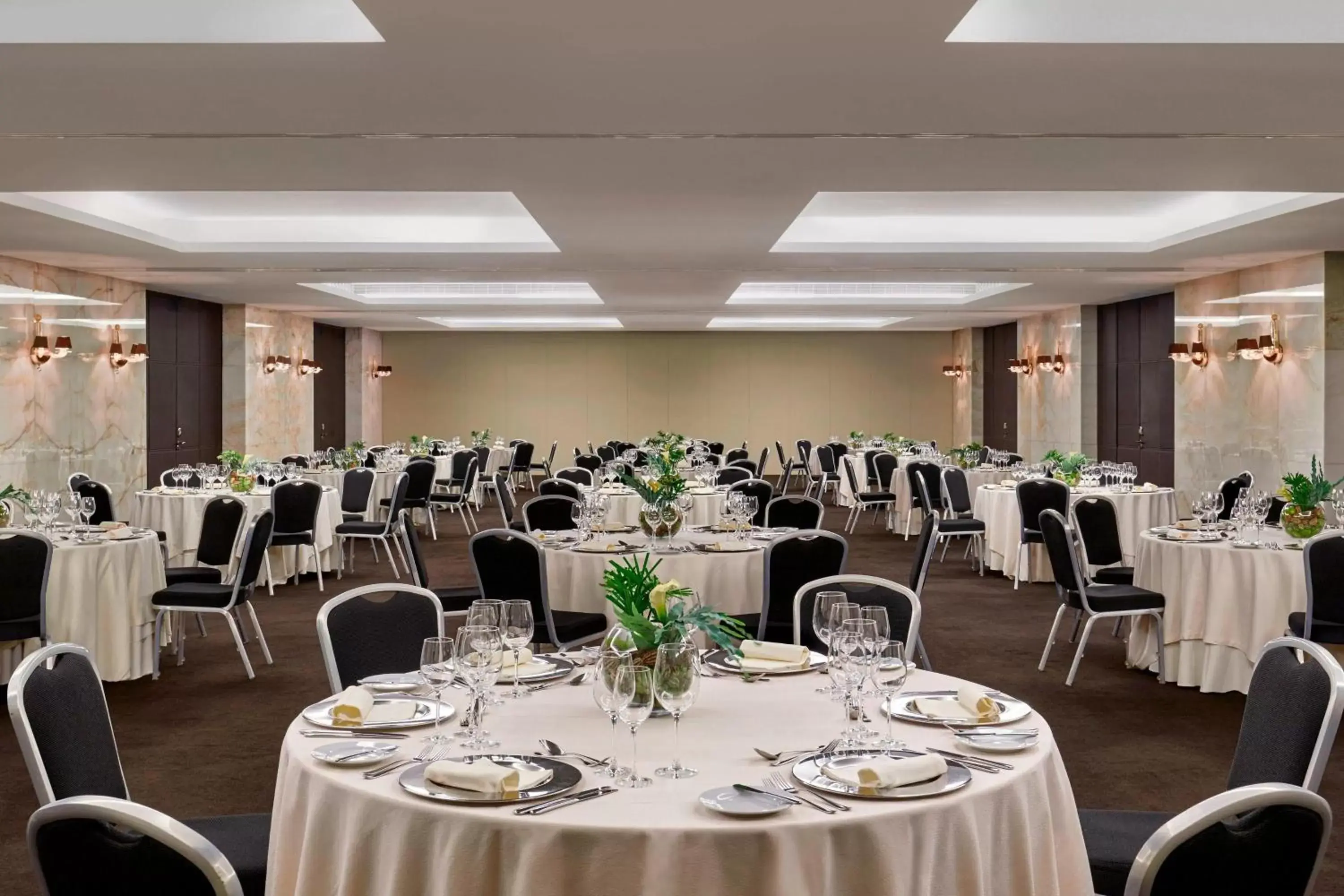 Meeting/conference room, Restaurant/Places to Eat in Sheraton Lisboa Hotel & Spa
