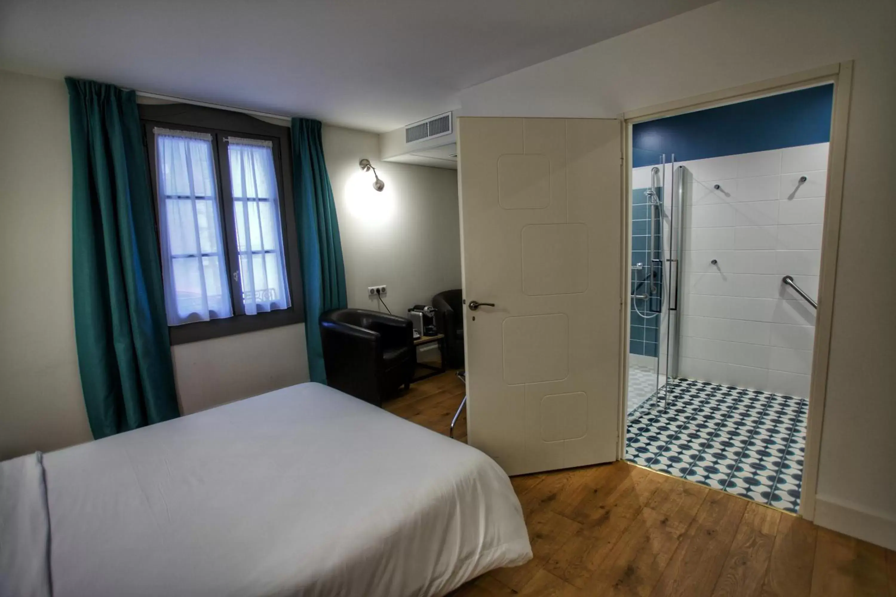 Photo of the whole room, Bed in Hôtel Henri IV Photo of the whole room, Bed in Hôtel Henri IV