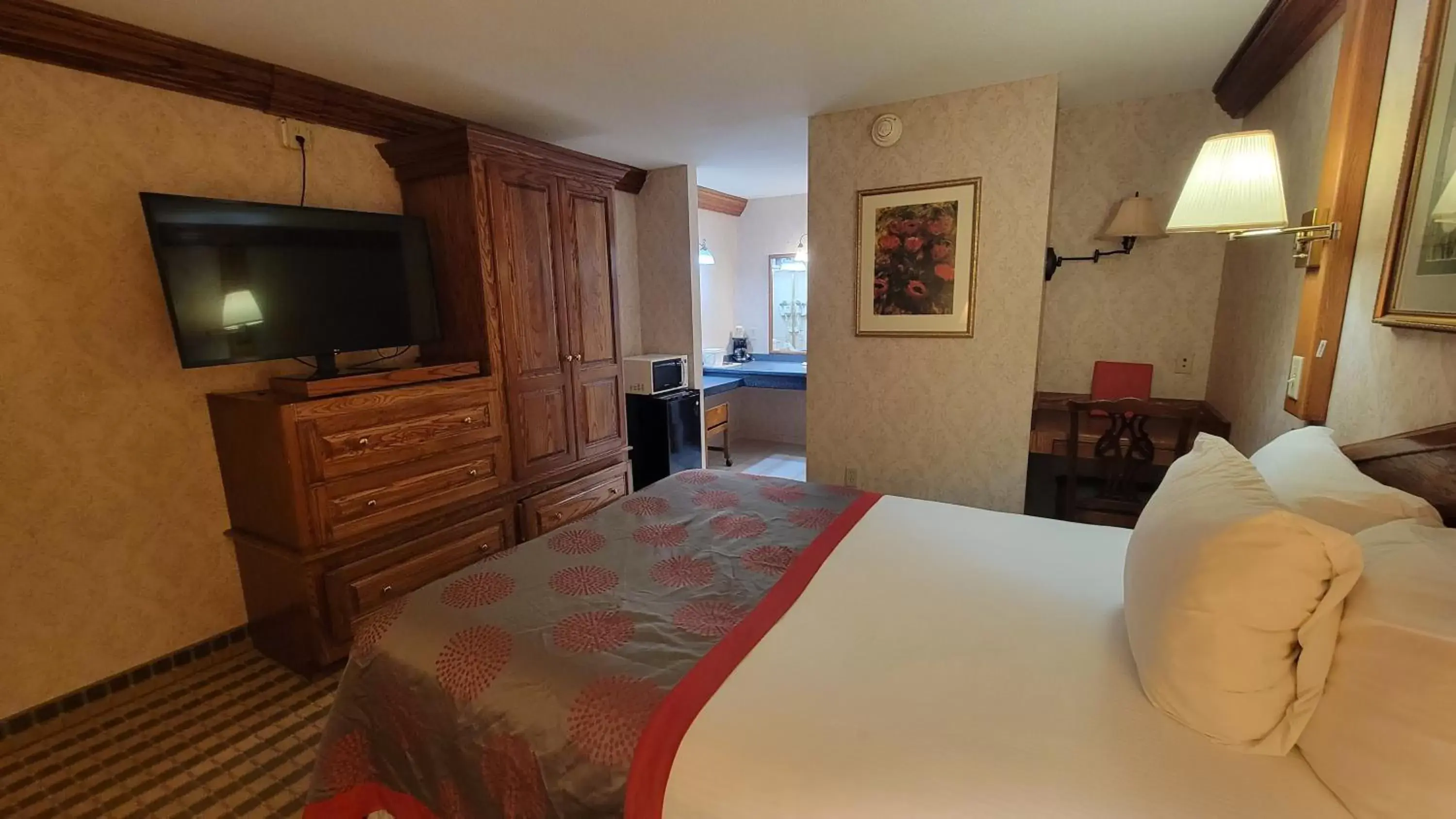 Queen Room - Non-Smoking in Ramada by Wyndham Saginaw Hotel & Suites Queen Room - Non-Smoking in Ramada by Wyndham Saginaw Hotel & Suites