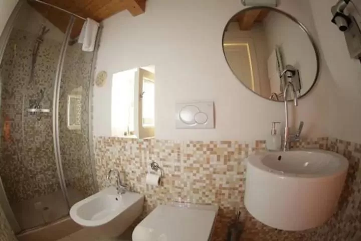 Bathroom in Le Malve Cave Retreat