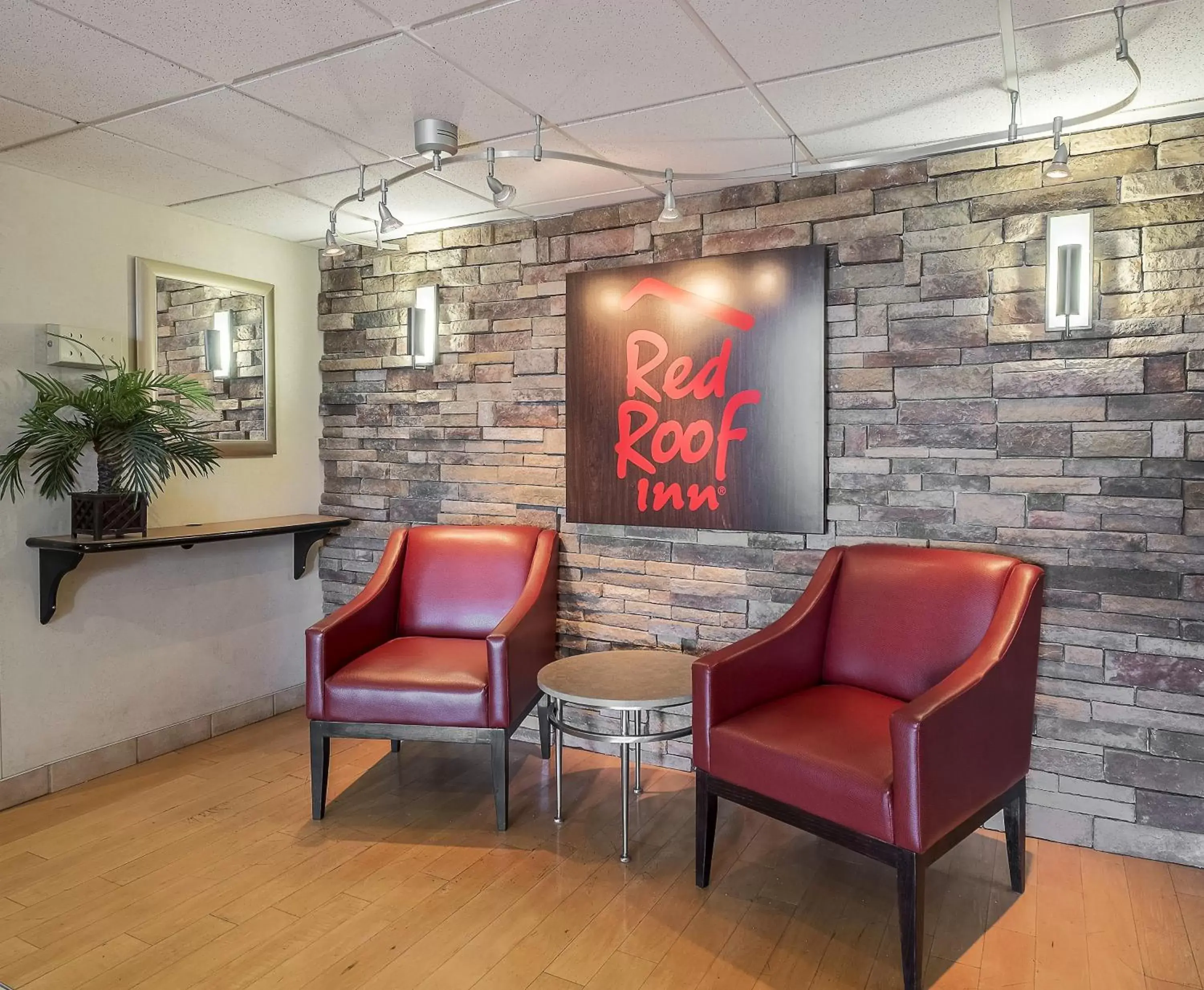 Lobby or reception, Seating Area in Red Roof Inn & Suites Cleveland - Elyria