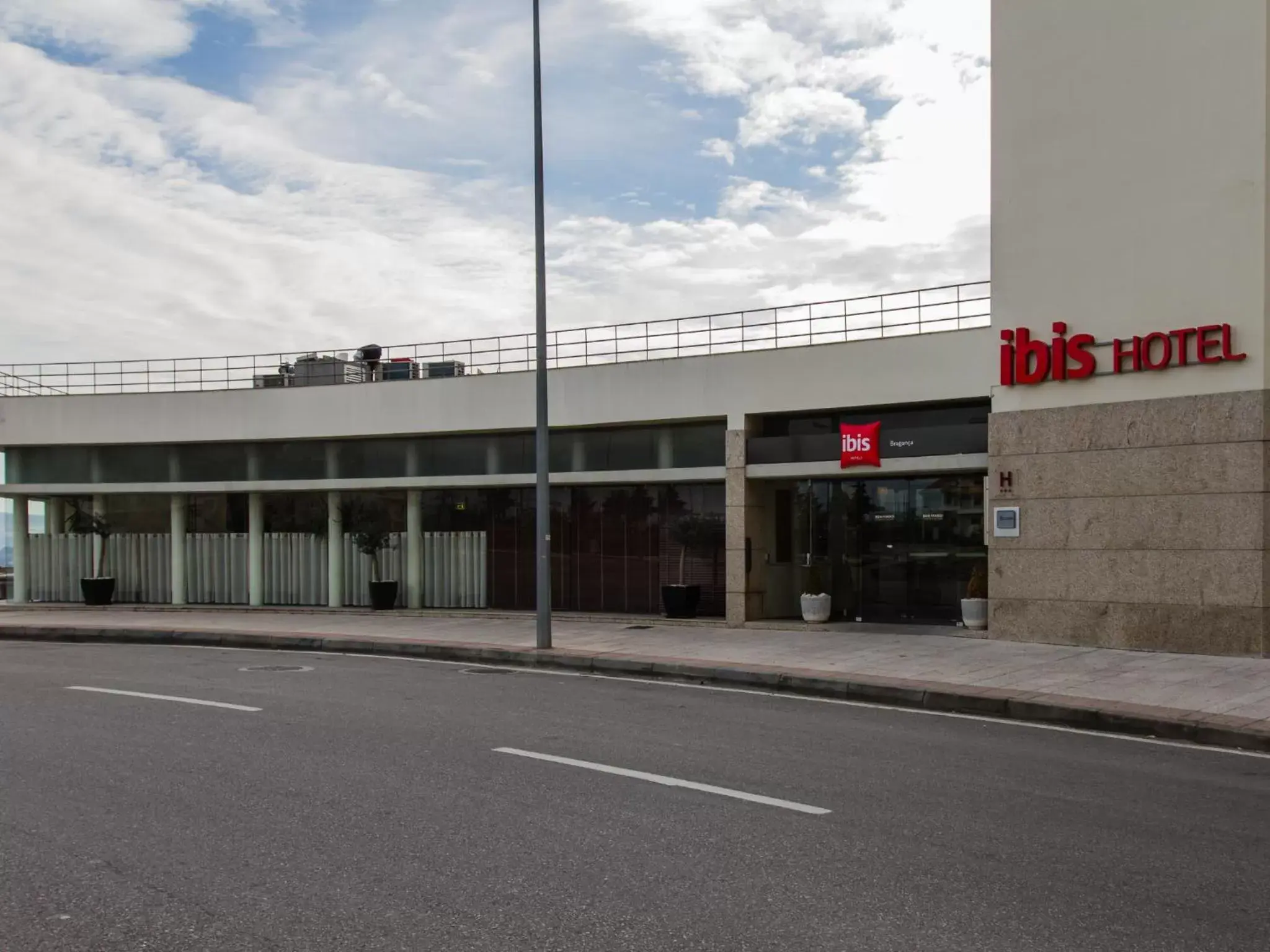 Facade/entrance, Property Building in Hotel ibis Braganca