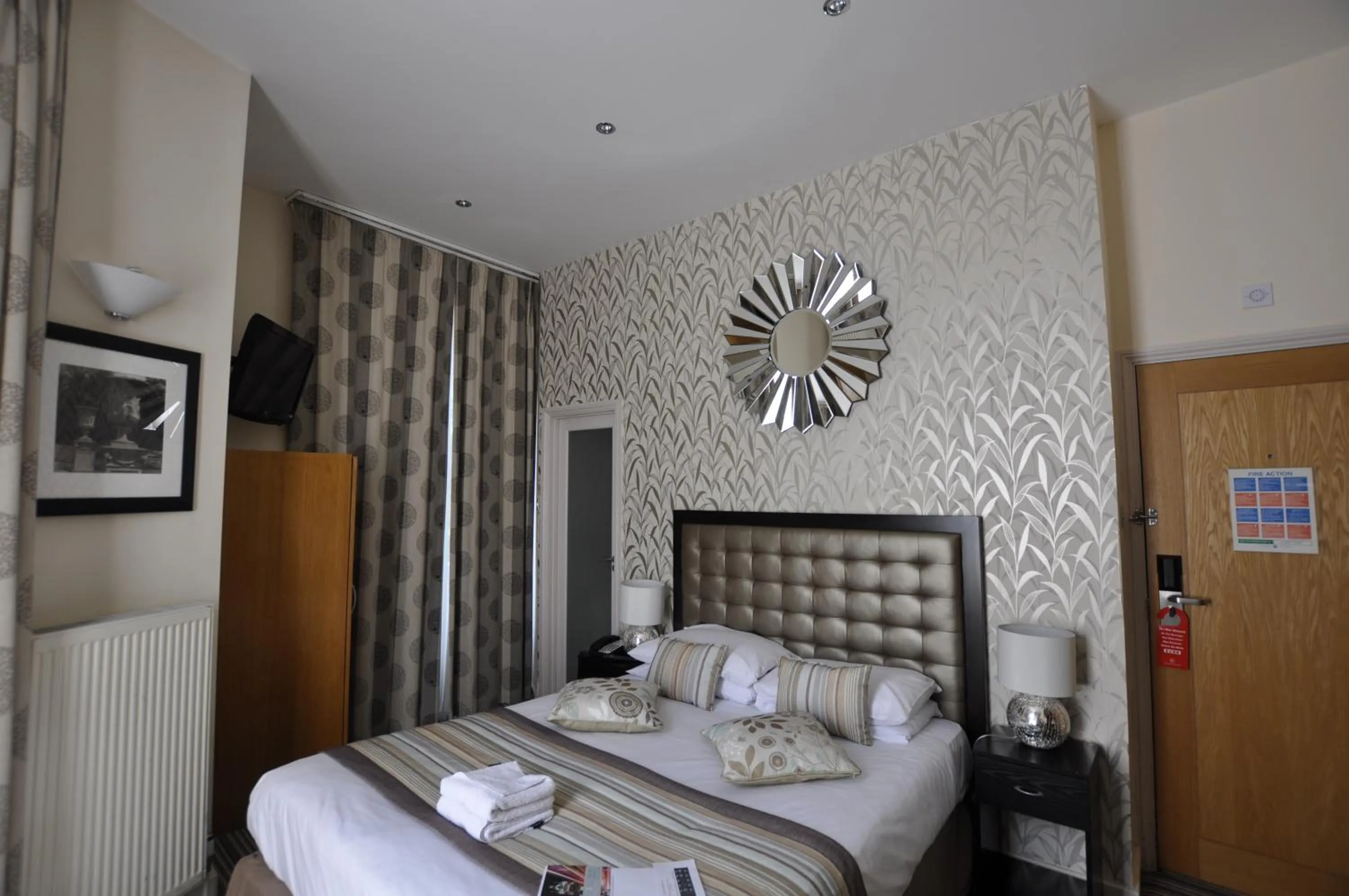 Bedroom, Bed in Duke Of Leinster Hotel