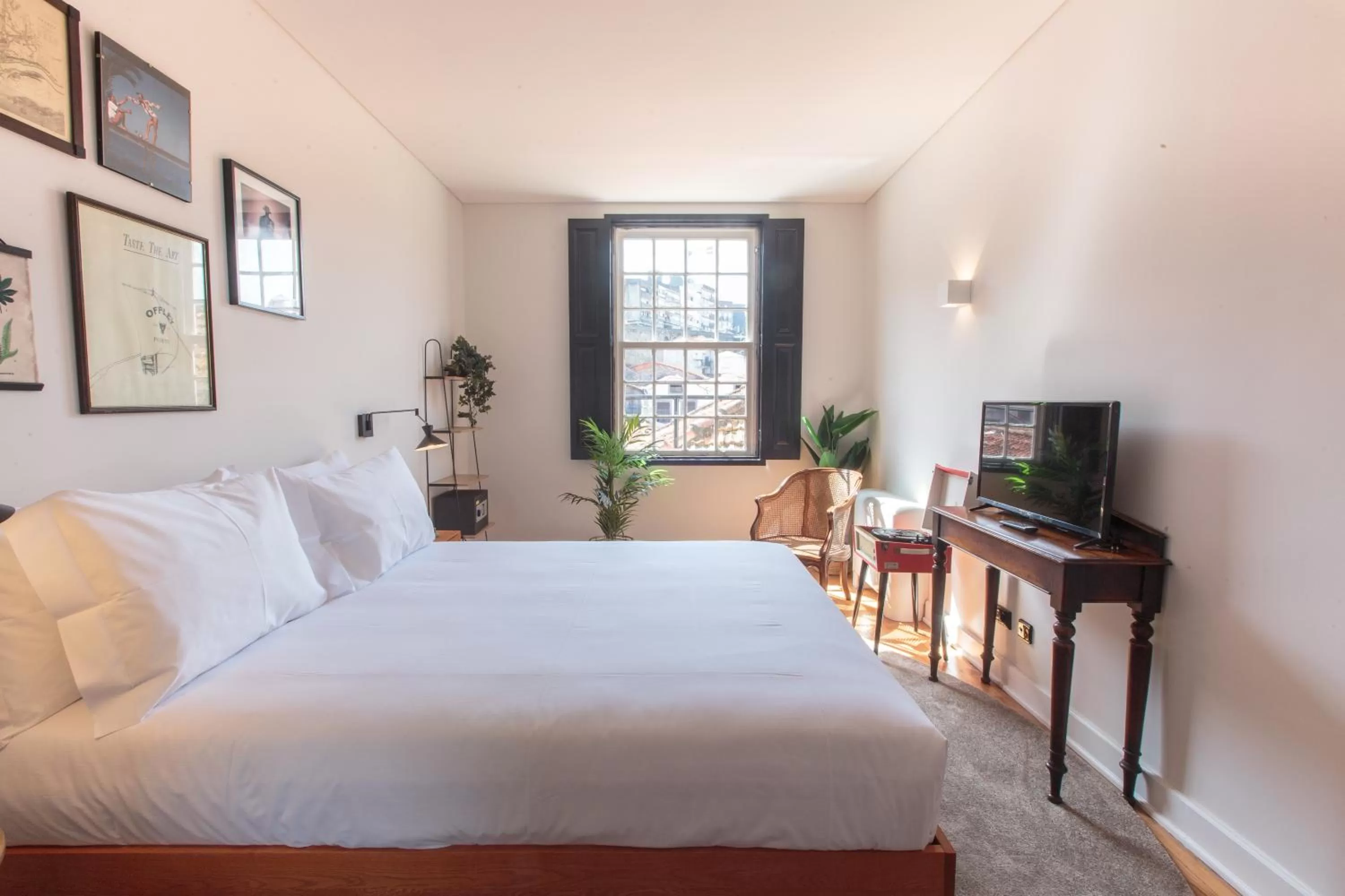 Photo of the whole room, Bed in The House of Sandeman