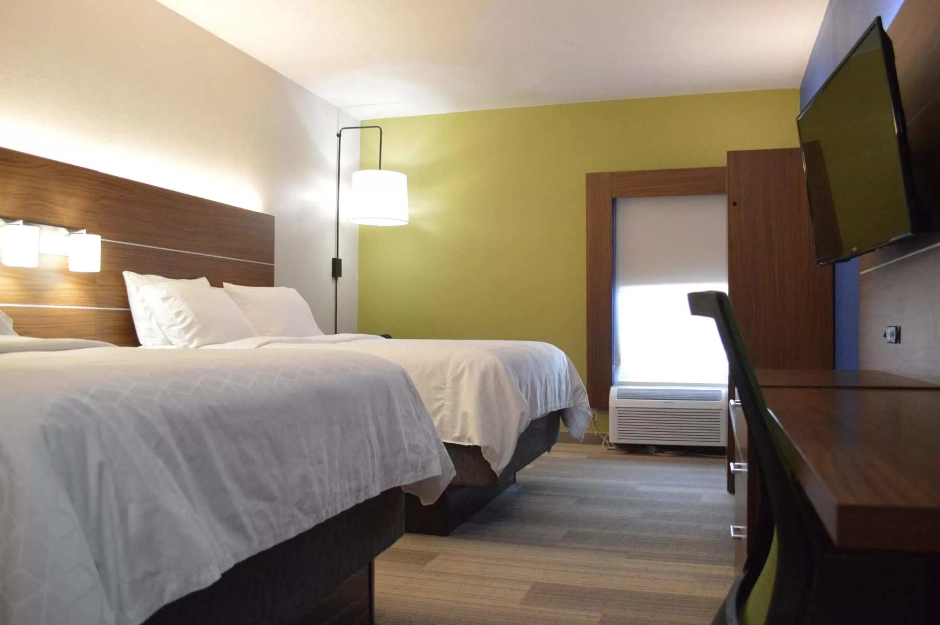 Photo of the whole room, Bed in Holiday Inn Express & Suites Batesville by IHG