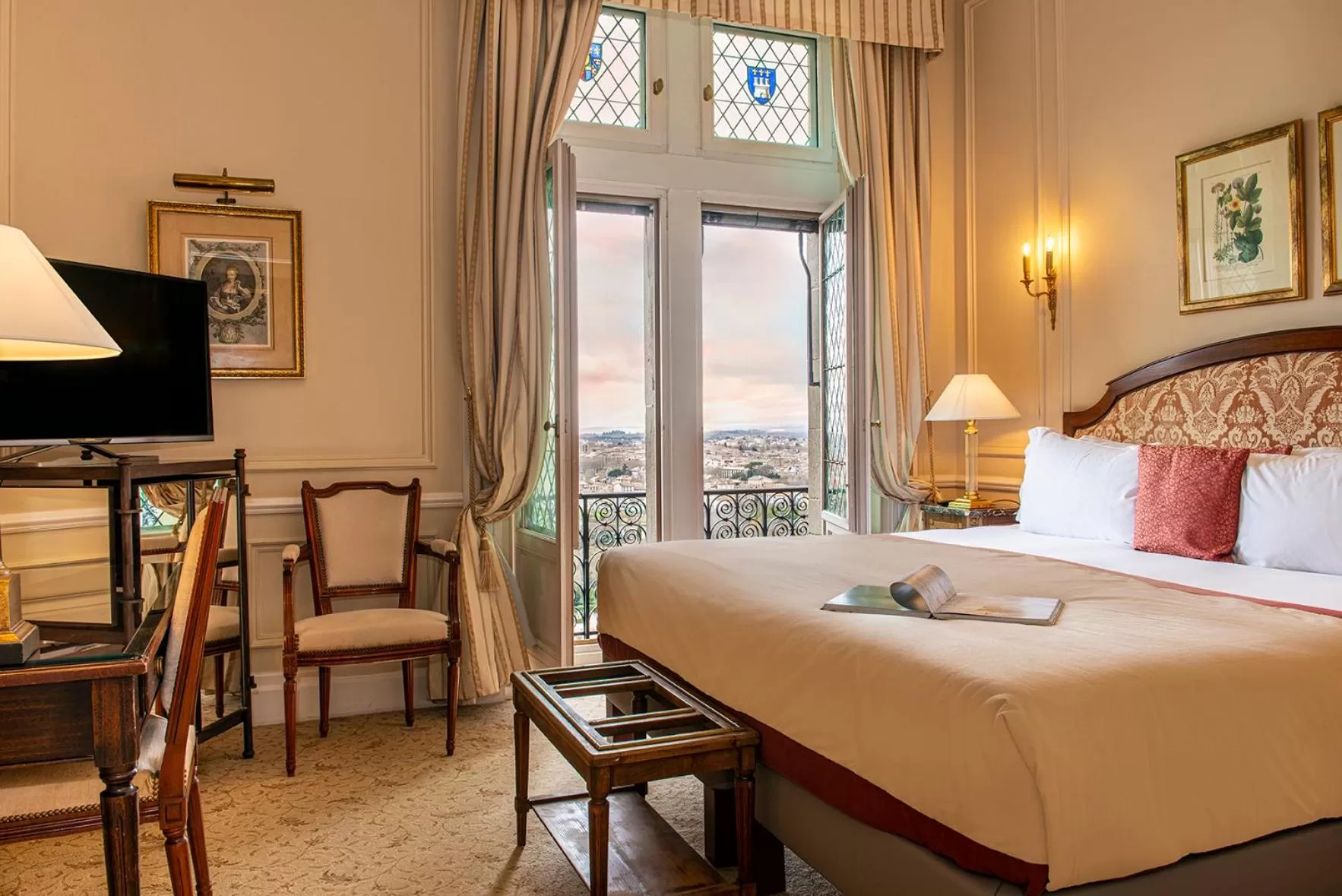 Bed in Hotel de la Cité Carcassonne - MGallery Collection