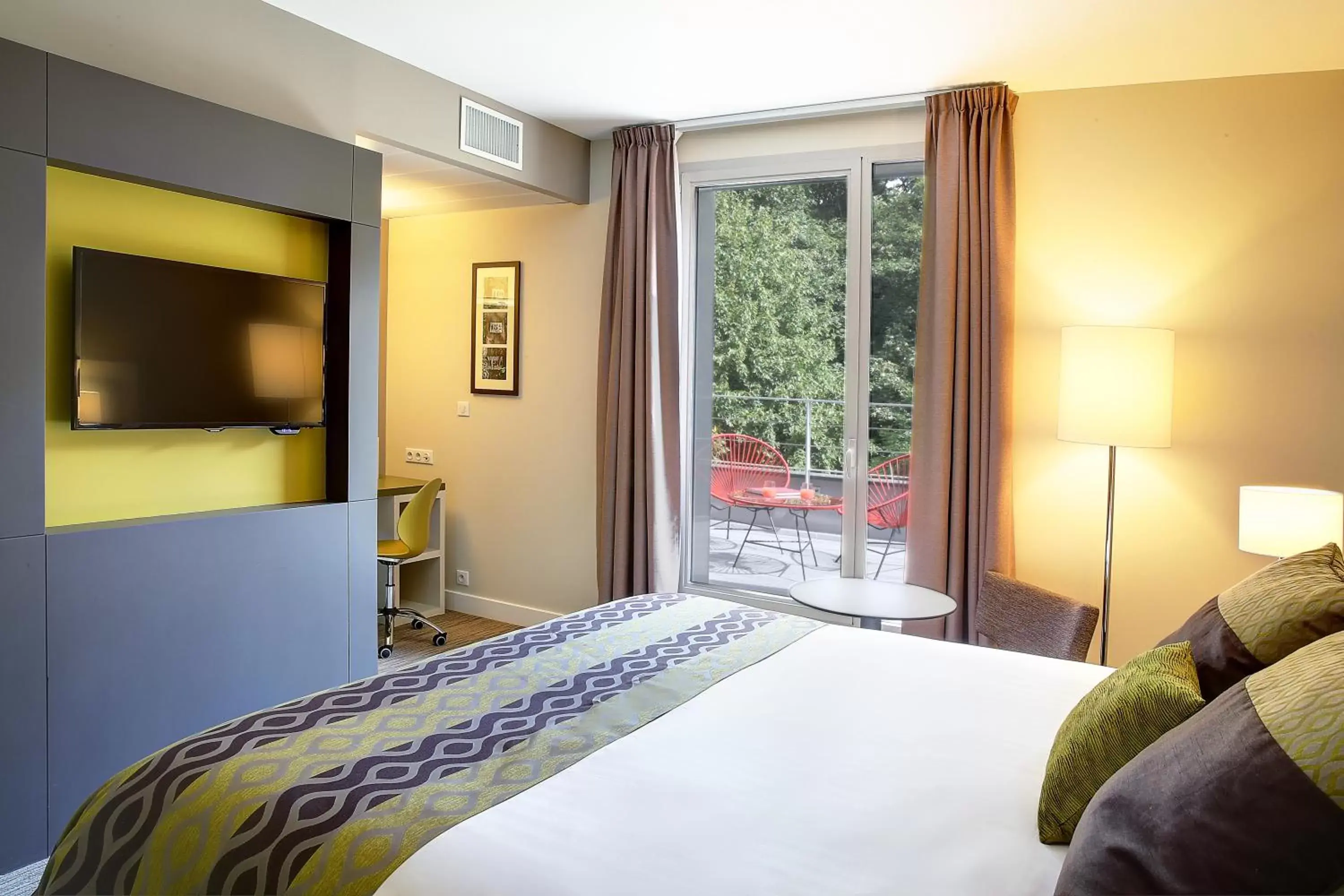 Bedroom, Bed in Best Western Plus Paris Meudon Ermitage