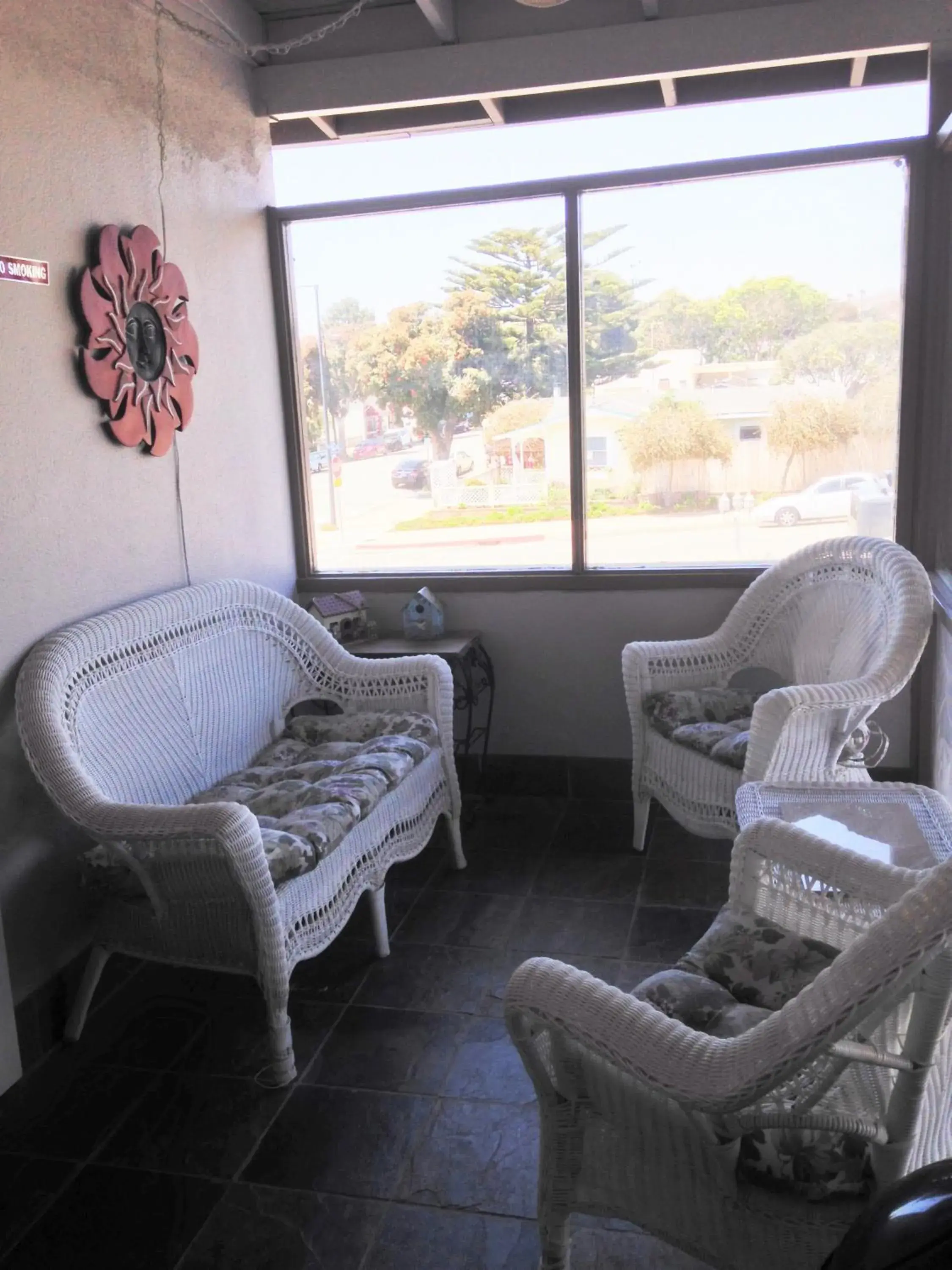 Seating Area in Morro Crest Inn