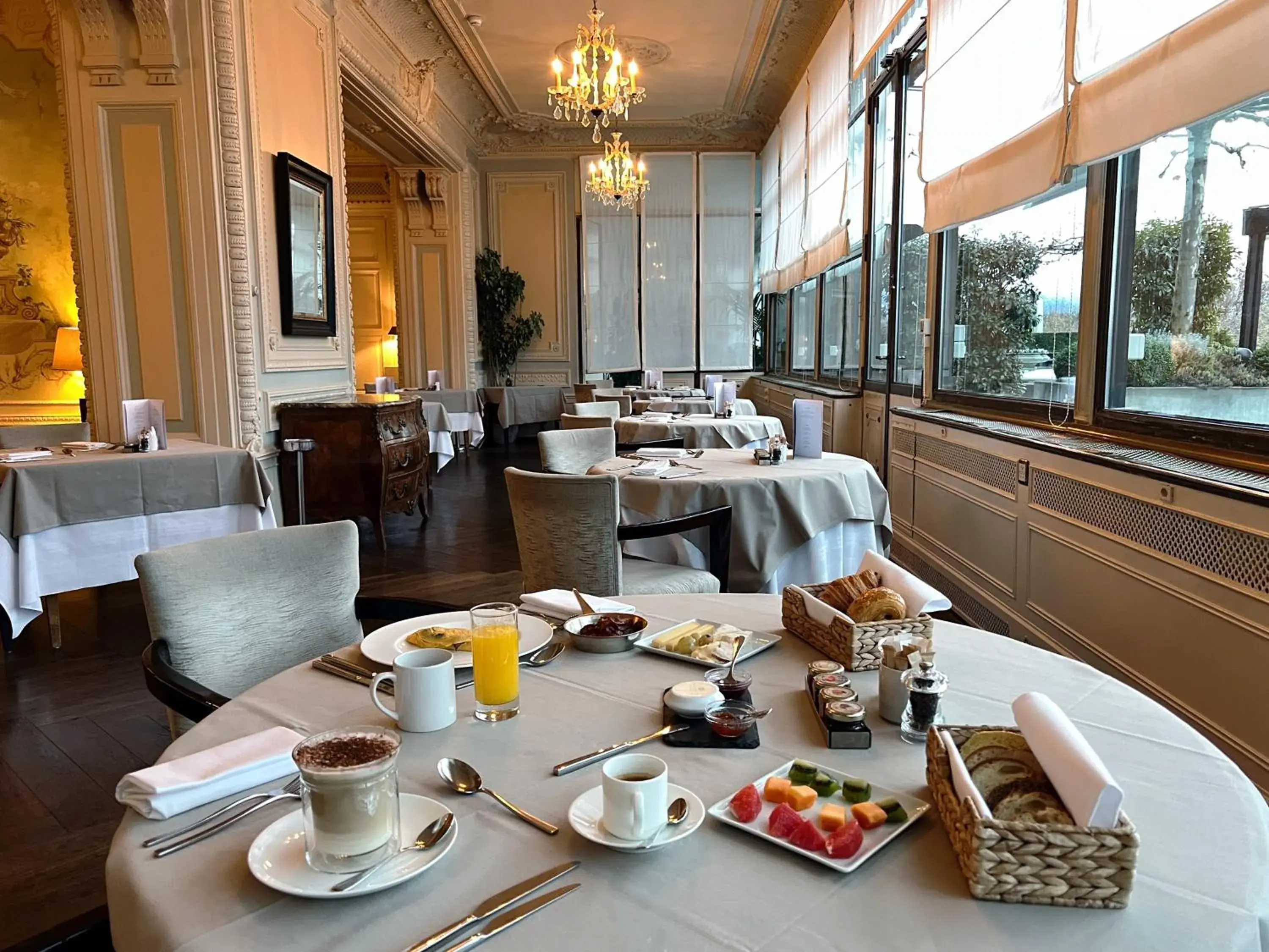 Breakfast, Restaurant/Places to Eat in Hotel Des Trois Couronnes & Spa - The Leading Hotels of the World