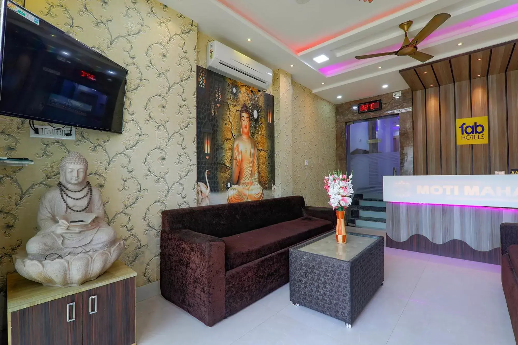 Lobby or reception in FabExpress Moti Mahal Lobby or reception in FabExpress Moti Mahal