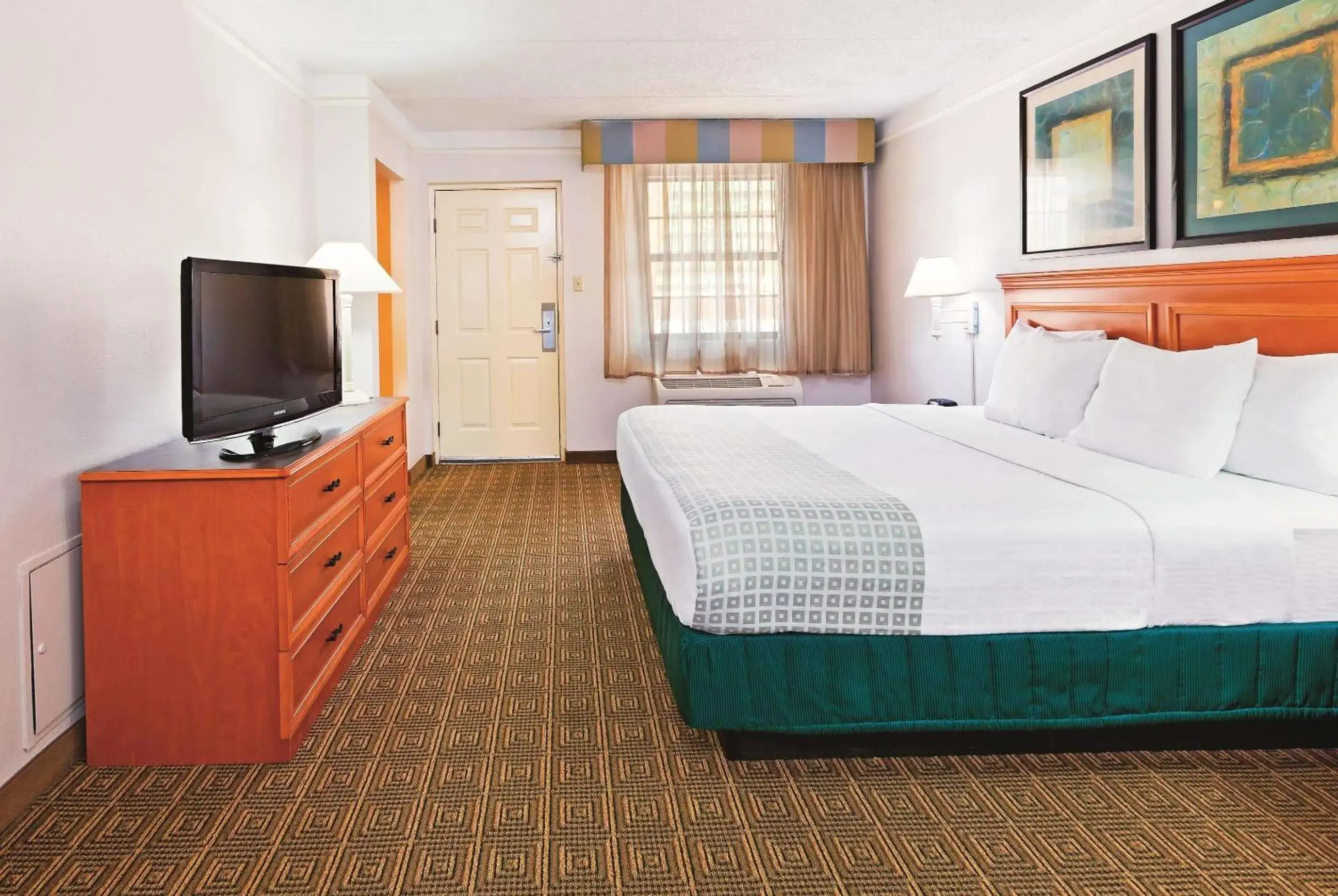 Photo of the whole room, Bed in La Quinta Inn by Wyndham College Station