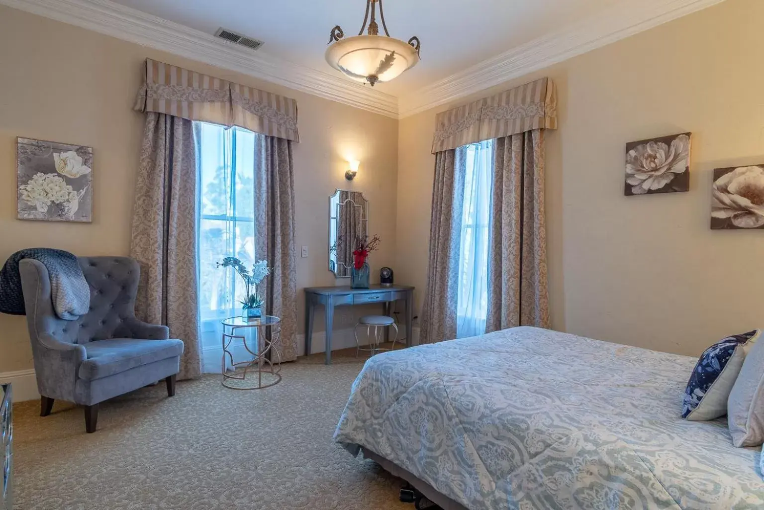 Queen Room in Chateau Coralini Queen Room in Chateau Coralini