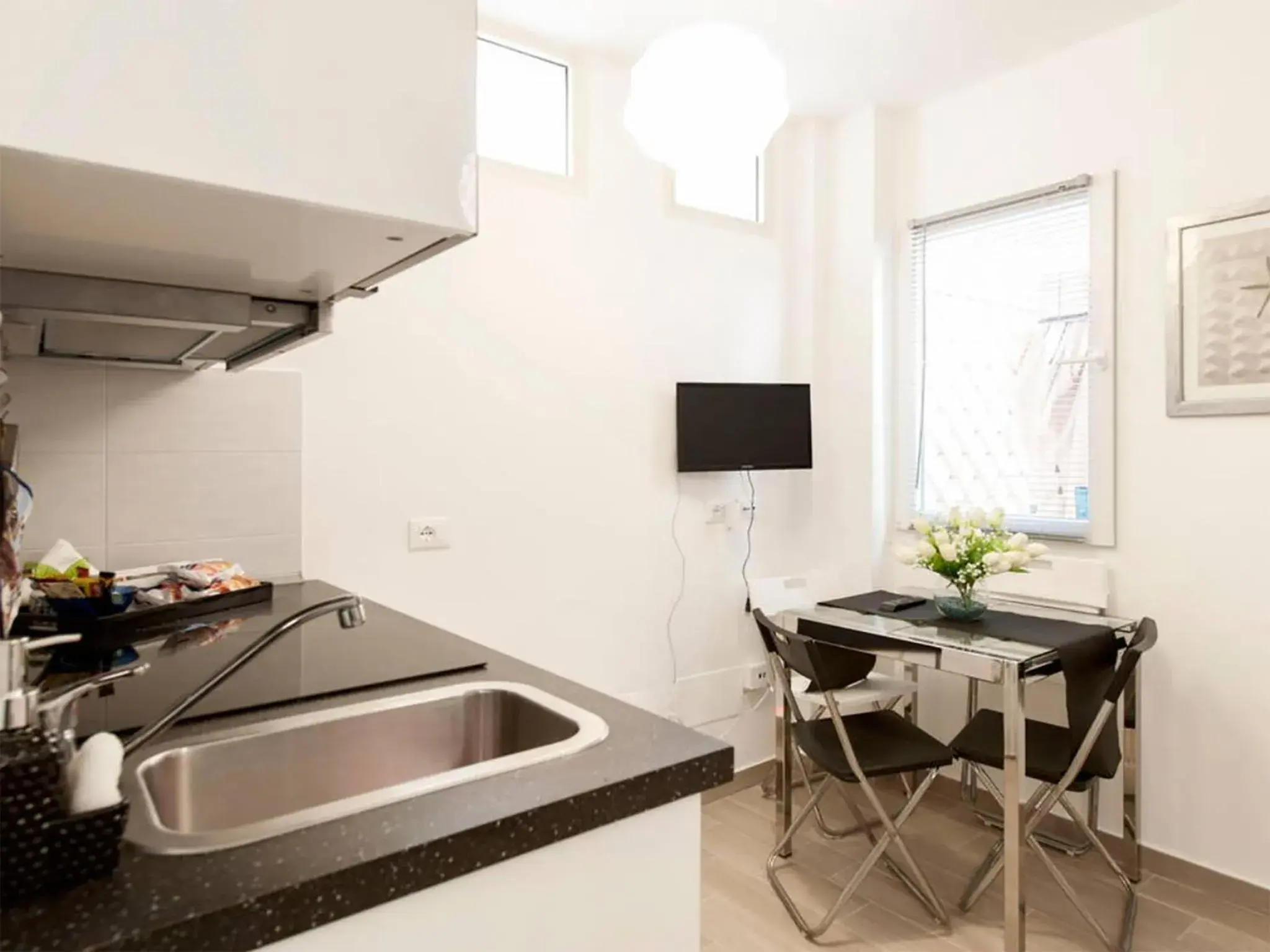 Photo of the whole room, Kitchen/Kitchenette in Condotti Apartment