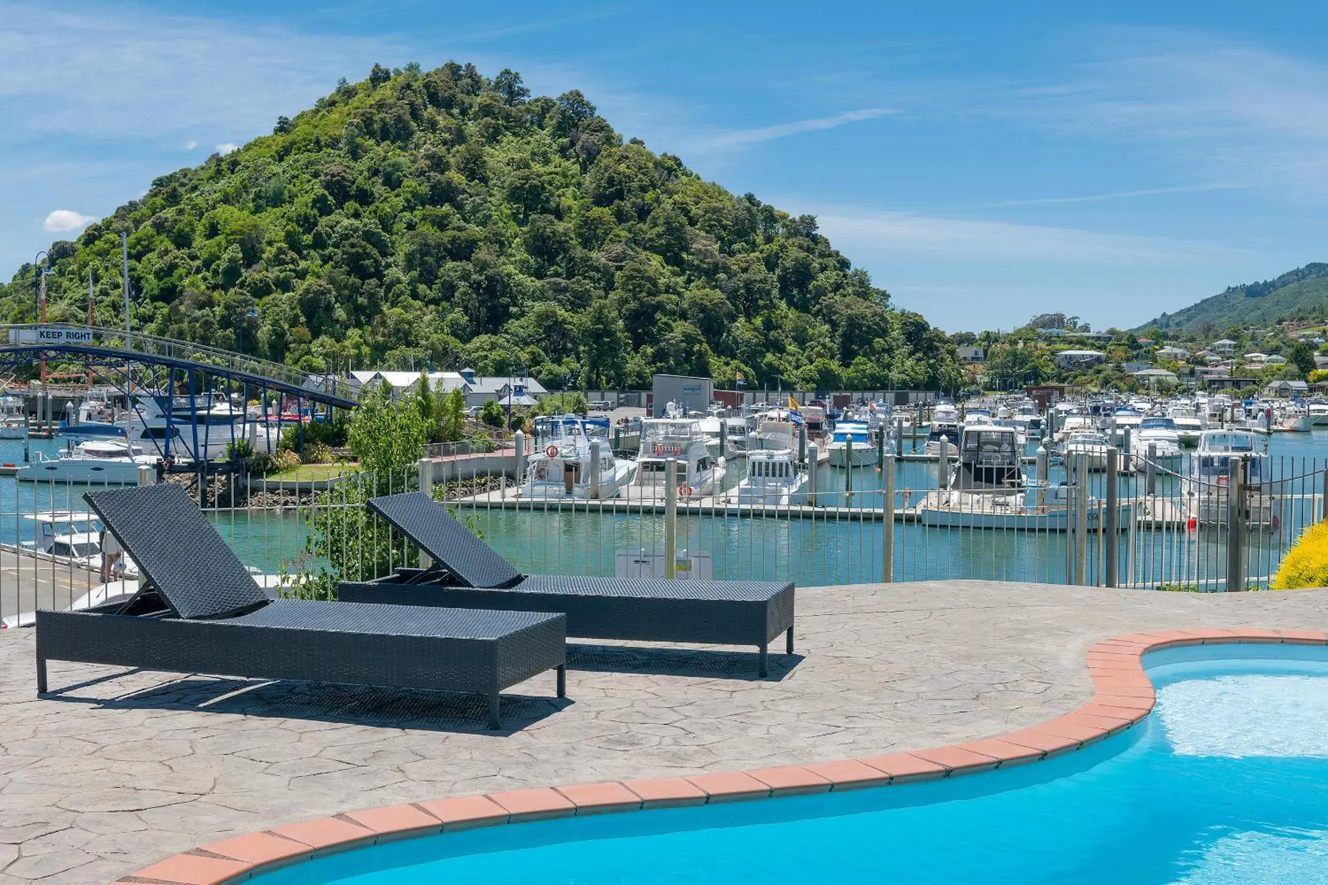 Sea view, Swimming Pool in Beachcomber Inn (Picton)