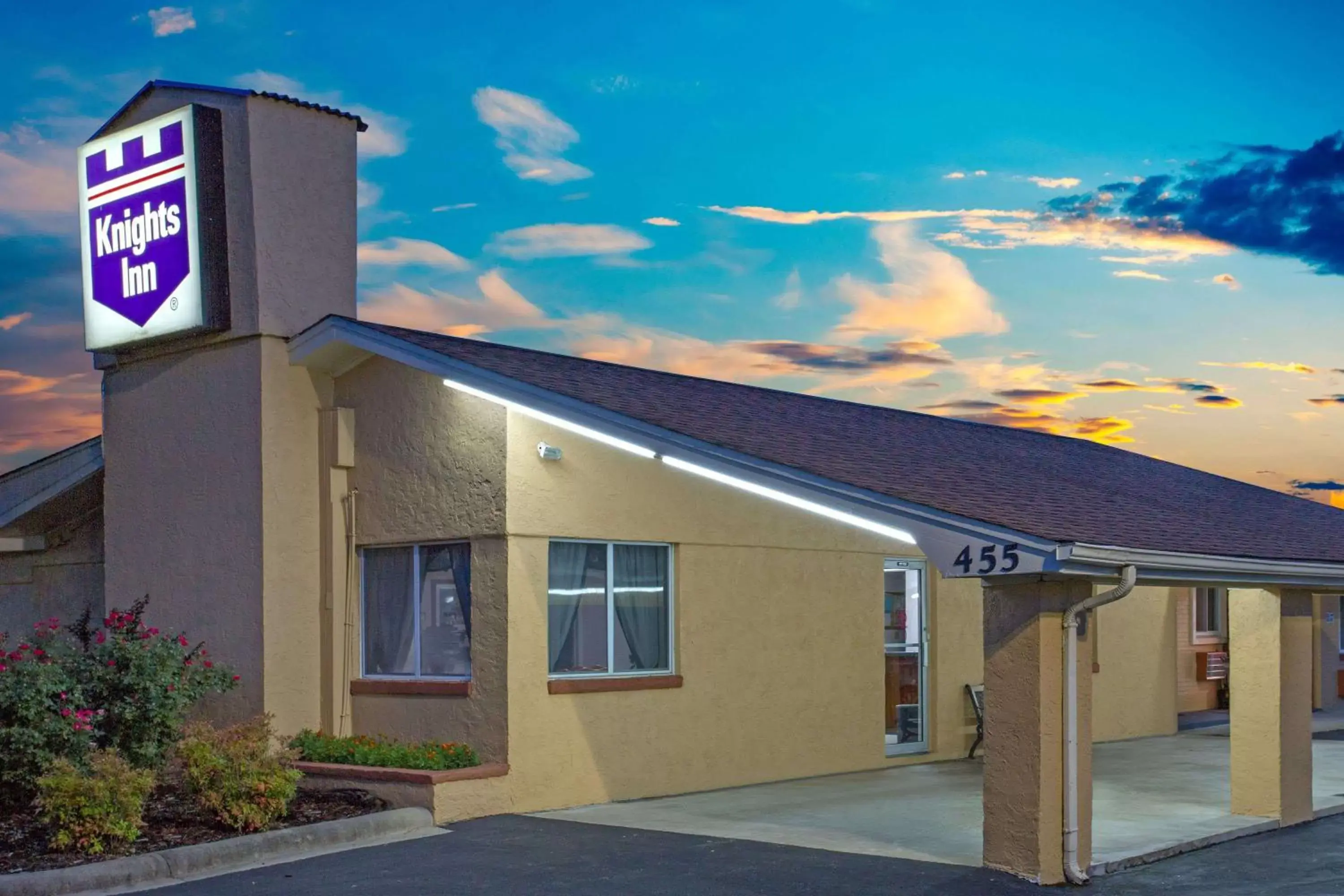 Property building in Knights Inn Mount Airy Property building in Knights Inn Mount Airy