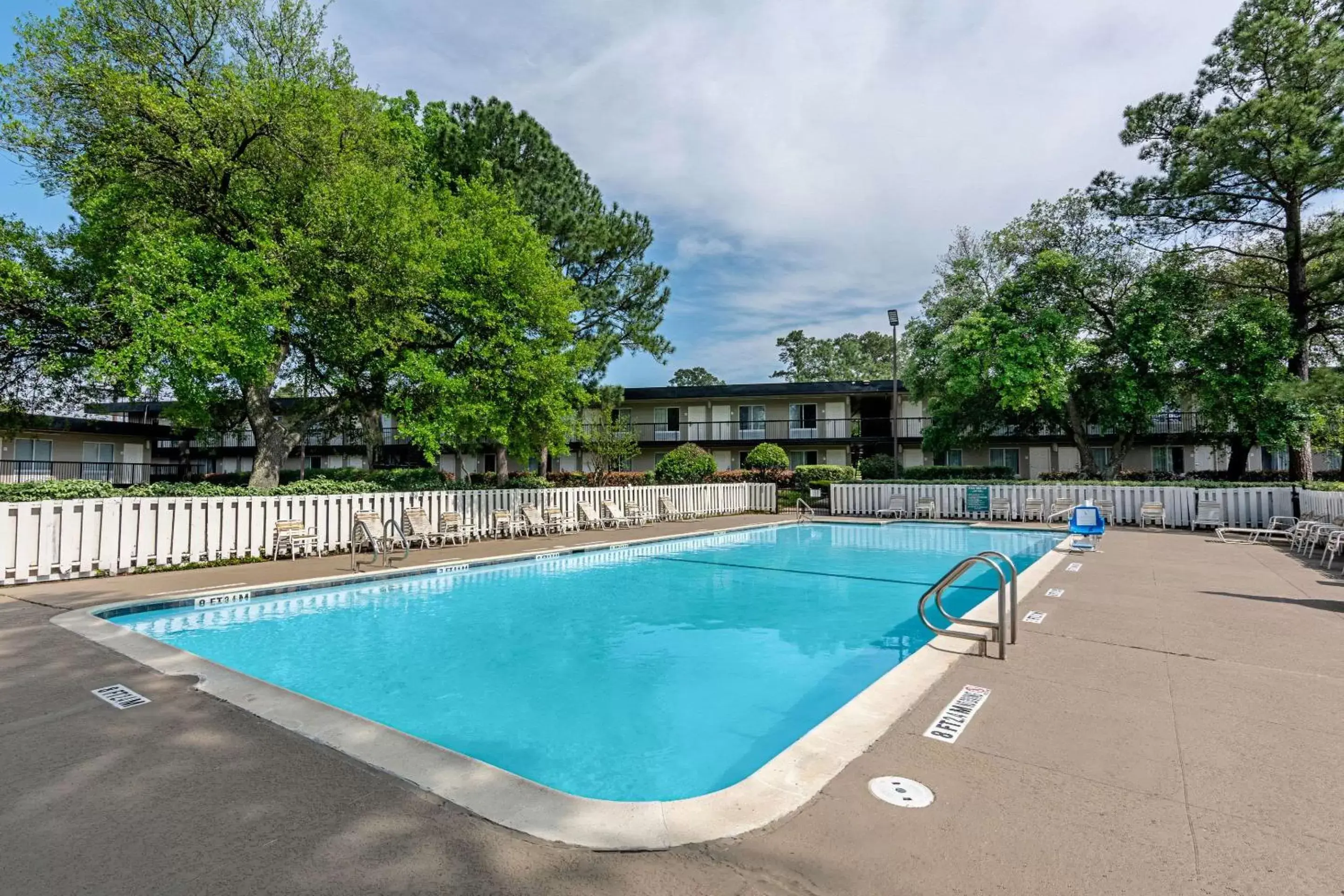 Activities, Swimming Pool in Rodeway Inn