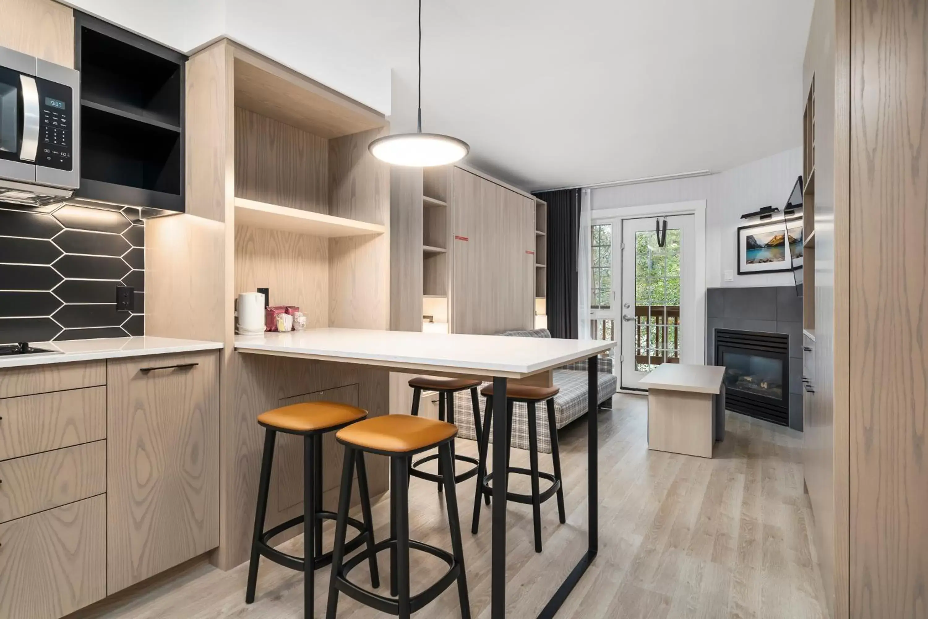 Kitchen or kitchenette, Kitchen/Kitchenette in Lake Louise Inn