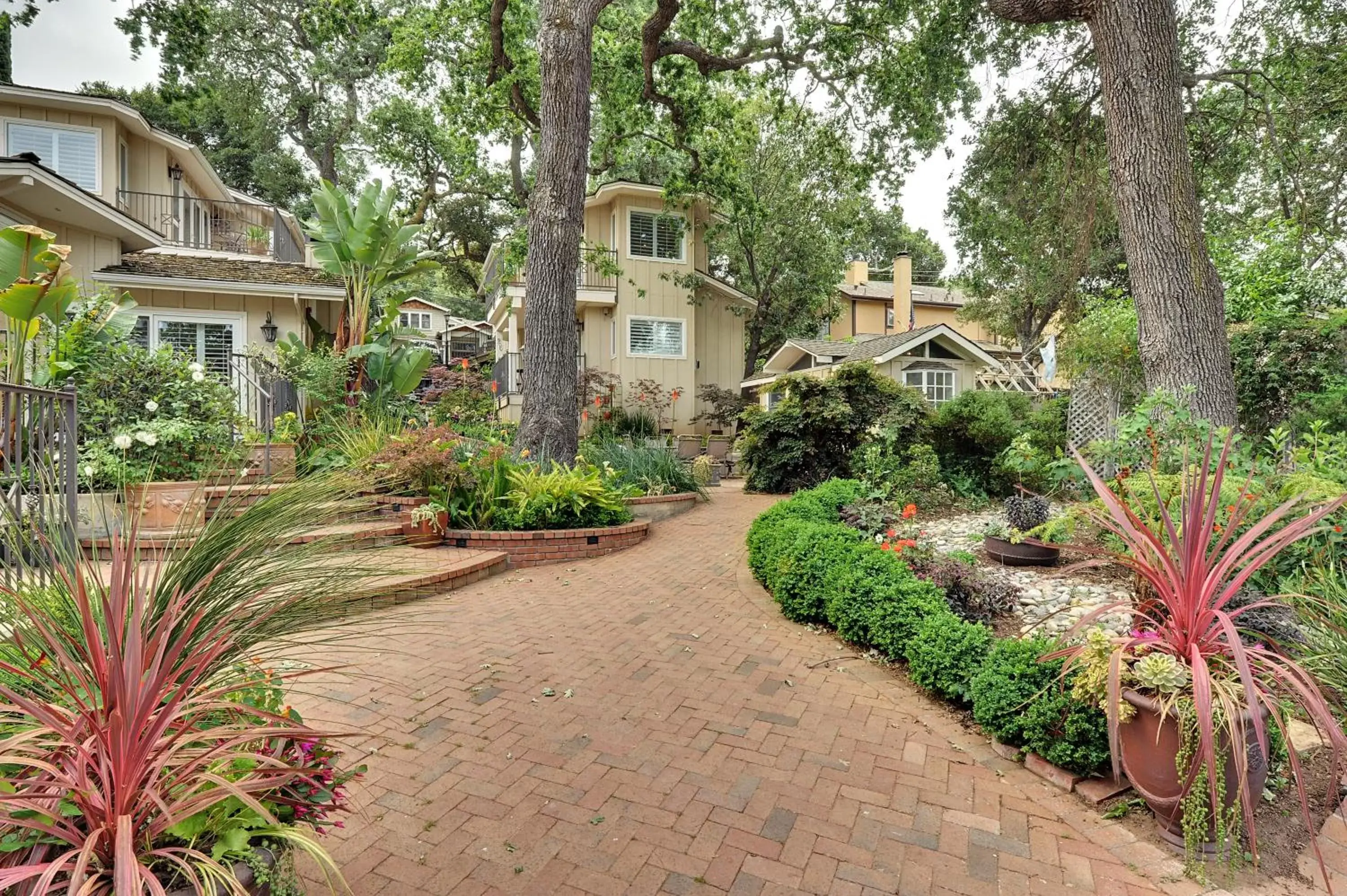 Property Building in Saratoga Oaks Lodge